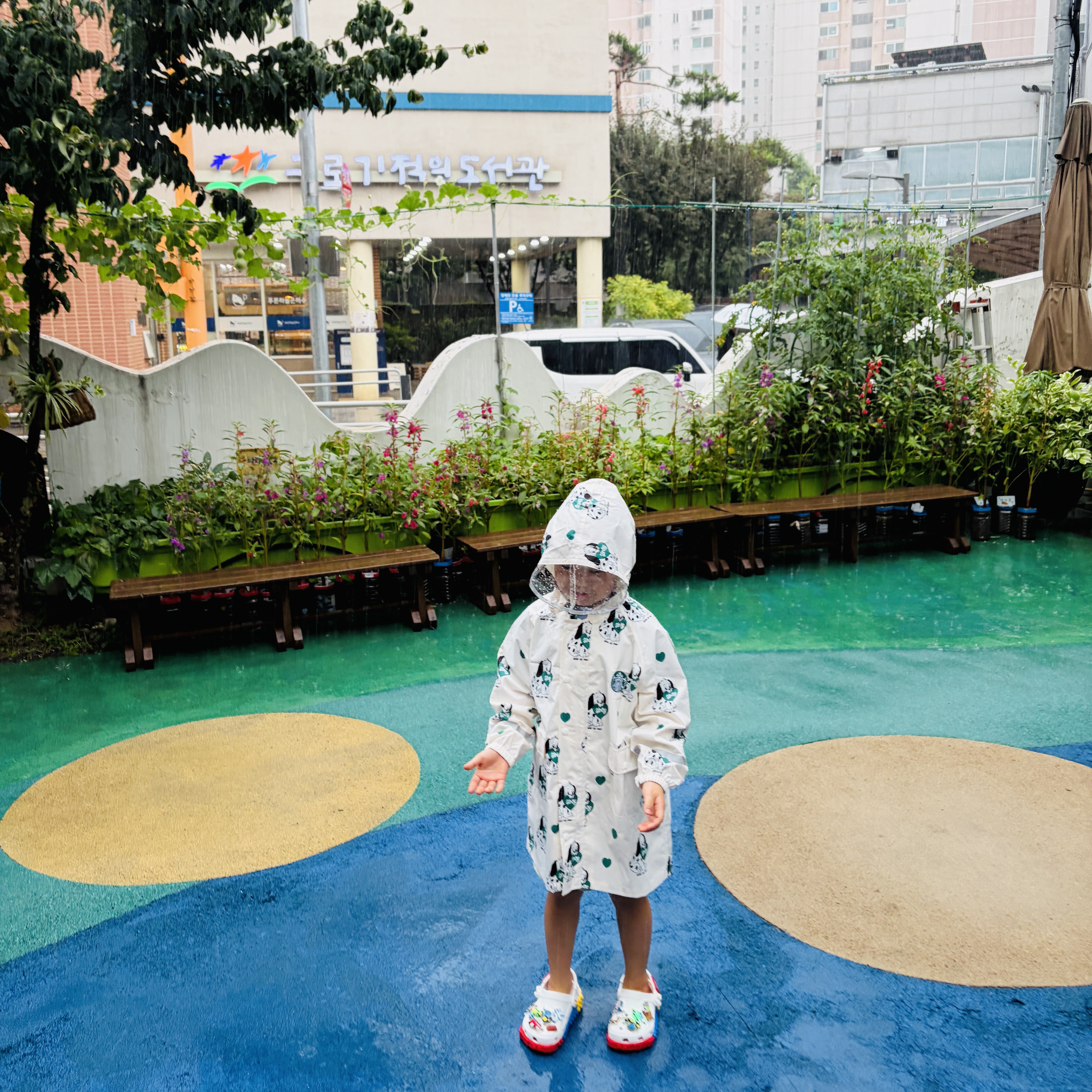 Starbucks x Bebe De Pino Raincoat M White, (Kids) Crocs x Lego Creativity Clog White 착용 스타일 - 4