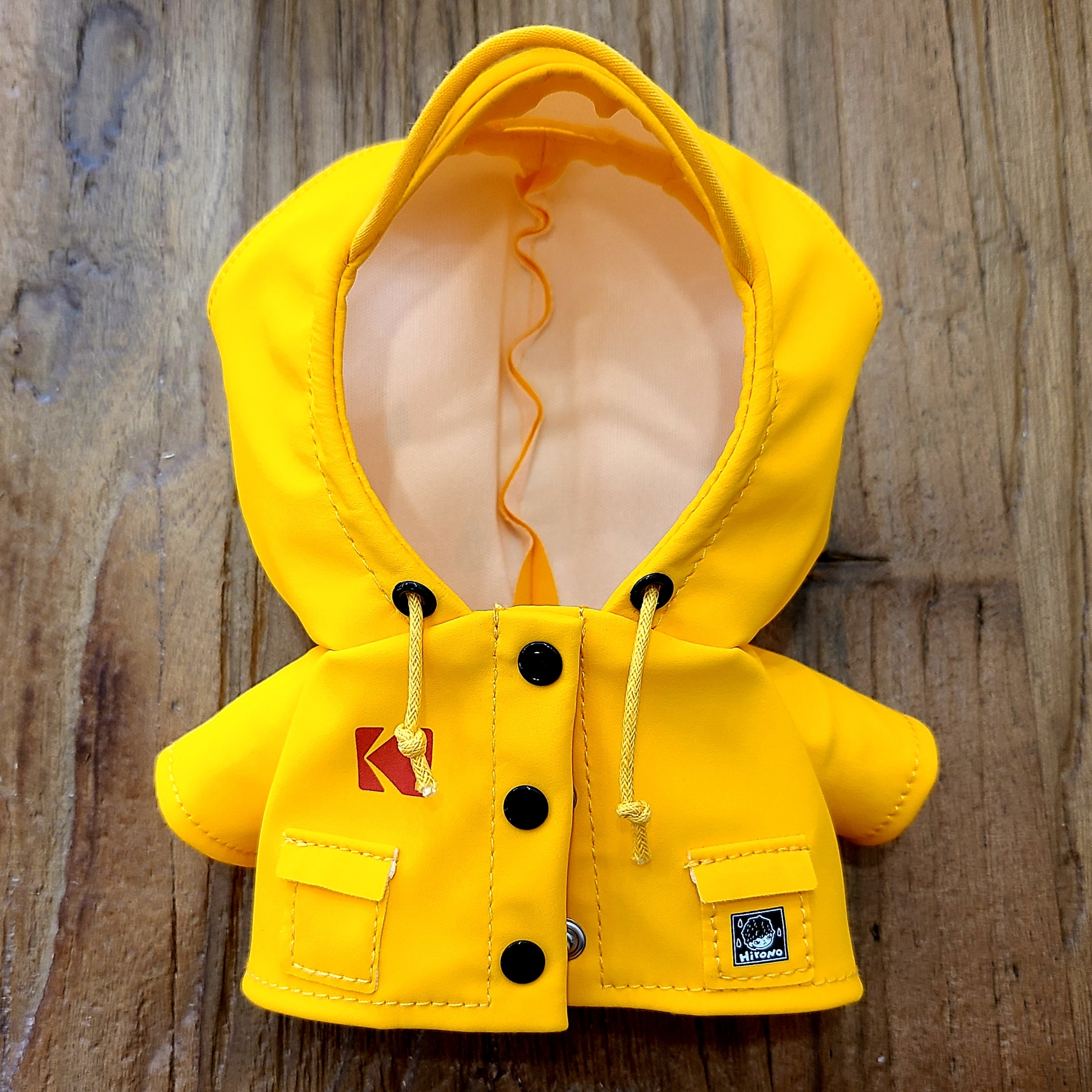 Pop Mart Hirono x Kodak Click Bear Plush Doll Pendant 착용 스타일 - 2