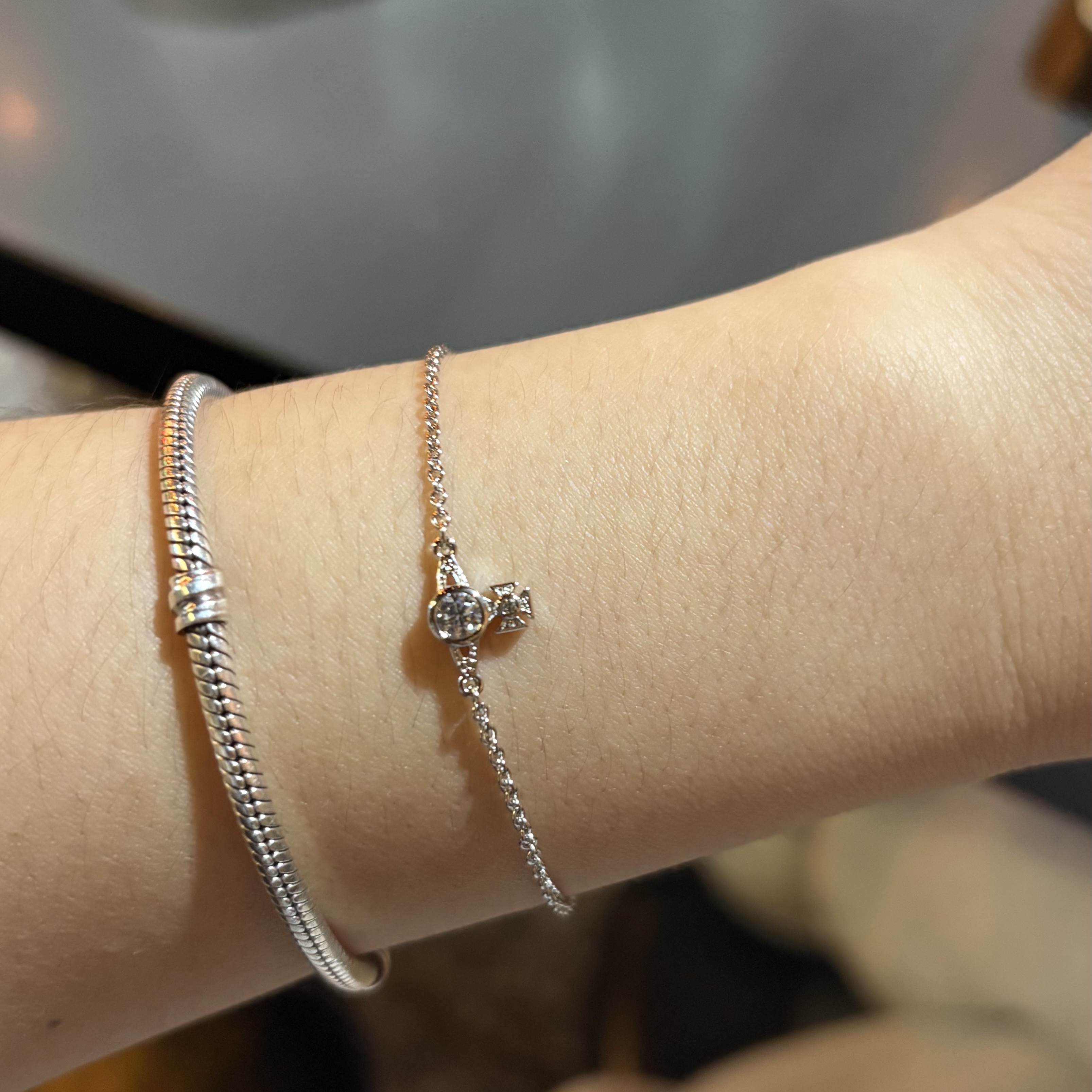 (W) Vivienne Westwood London Orb Bracelet Silver 착용 스타일