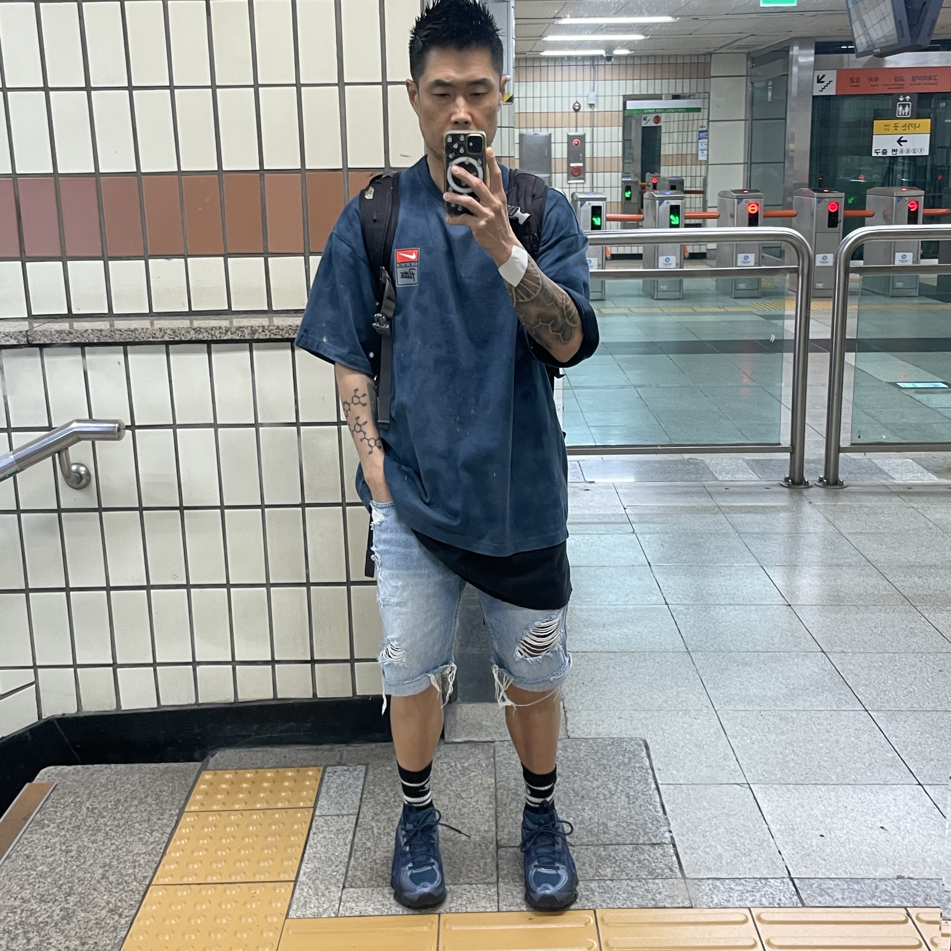 Asics US5-S Gel-Quantum Kinetic Light Indigo Peacoat, Nike x Patta T-Shirt Squadron Blue (HQ3907-416) 착용 스타일