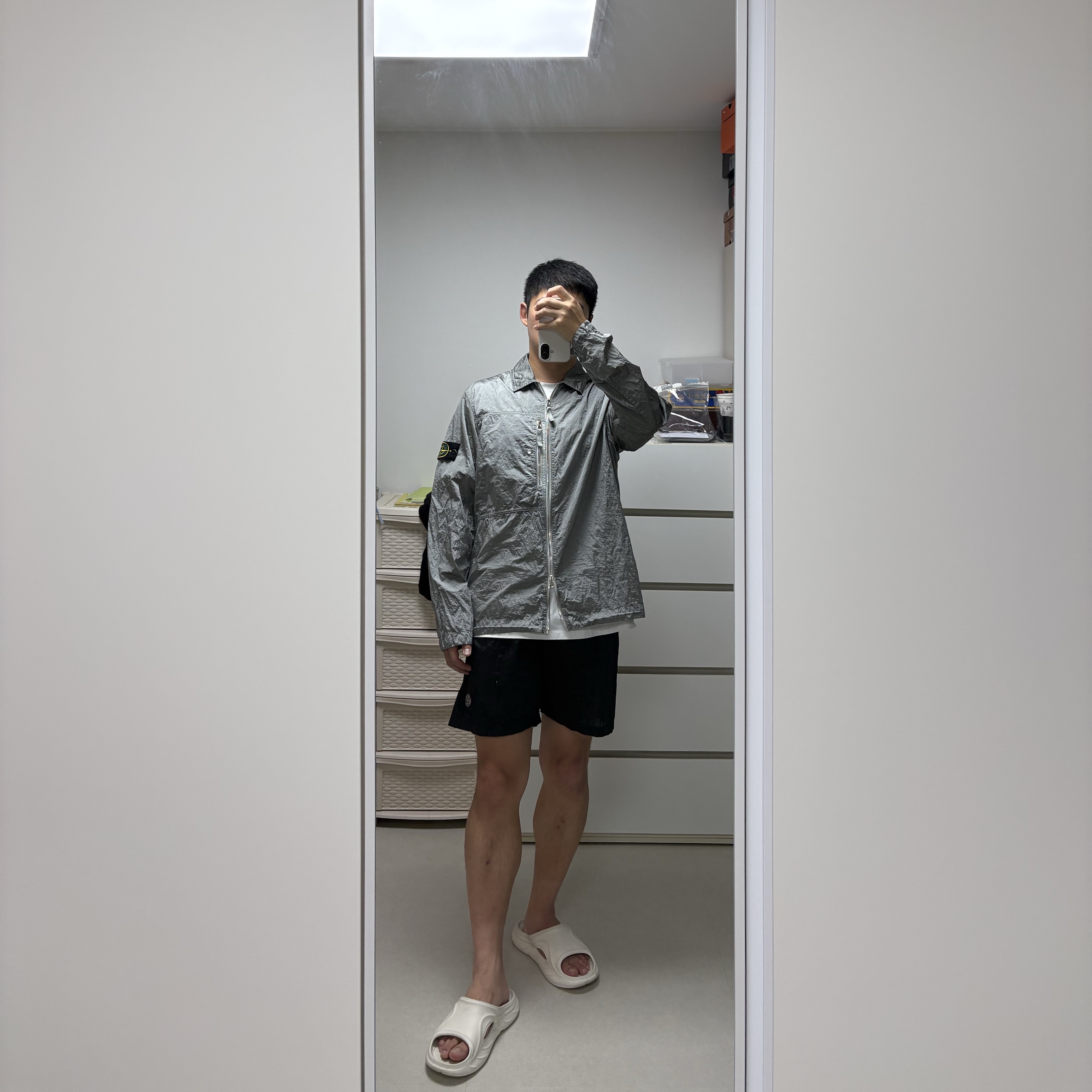 Stone Island 1200038 Nylon Metal In Econyl Regular-Fit Overshirt with Zip Pocket Pearl Grey - 26SS 착용 스타일