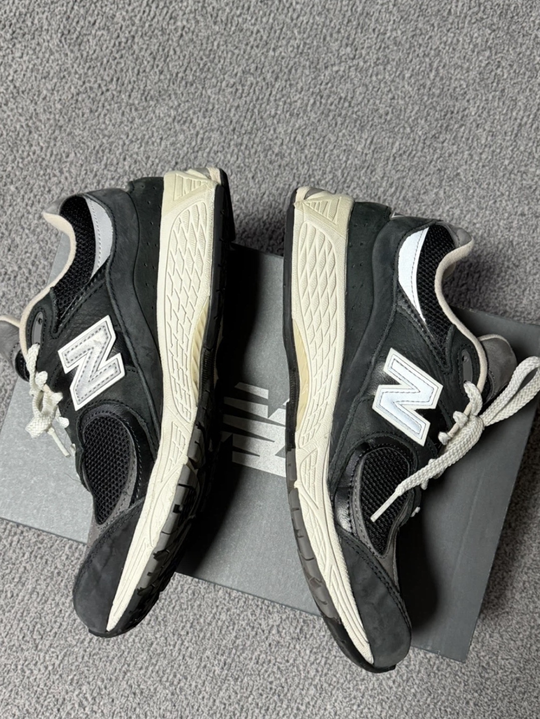 New Balance 2002R Premium Vintage Black 착용 스타일