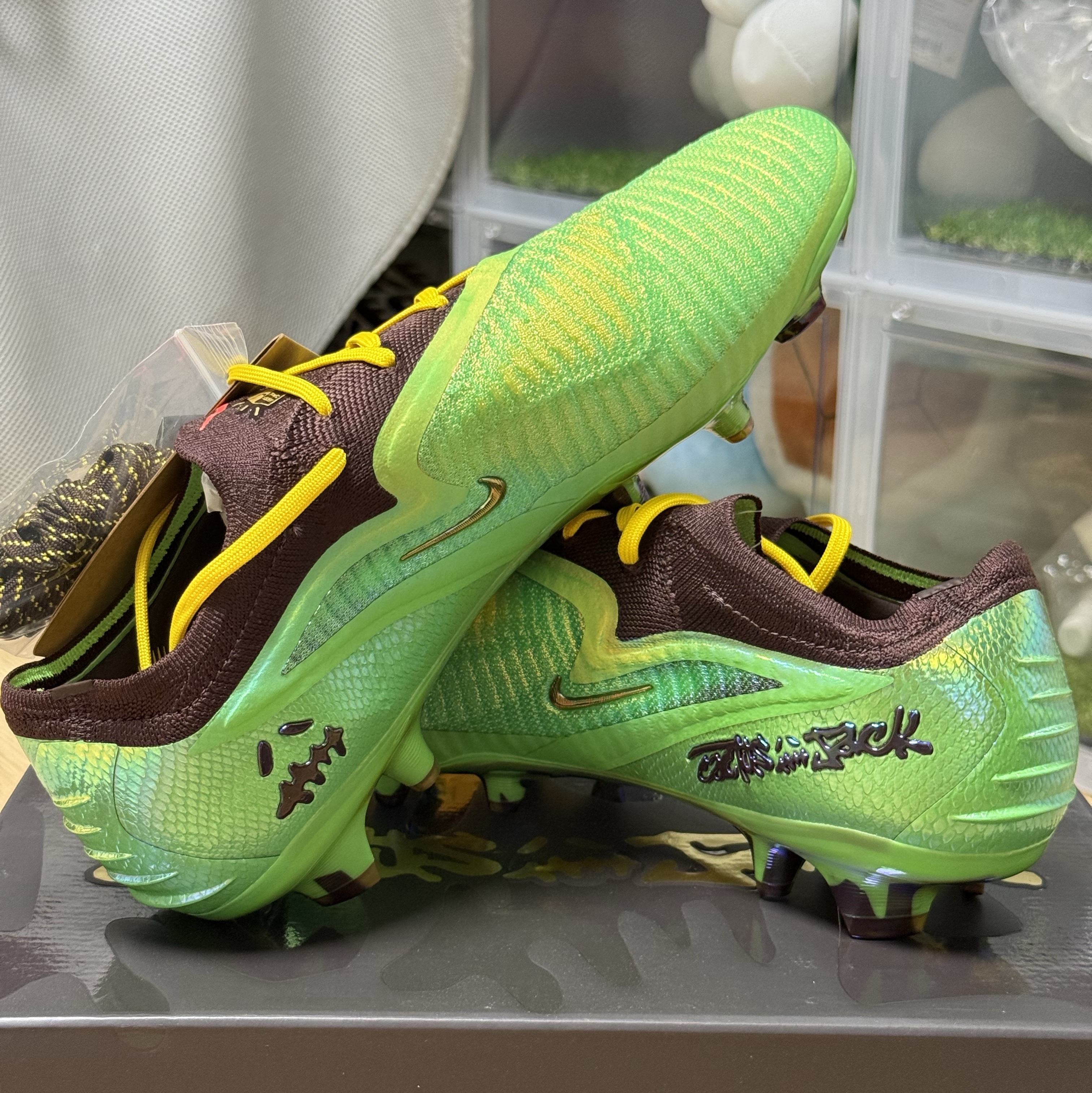 Nike x Travis Scott Cactus Jack Phantom 6 Low Elite FG SE Earth and Metallic Gold 착용 스타일 - 6