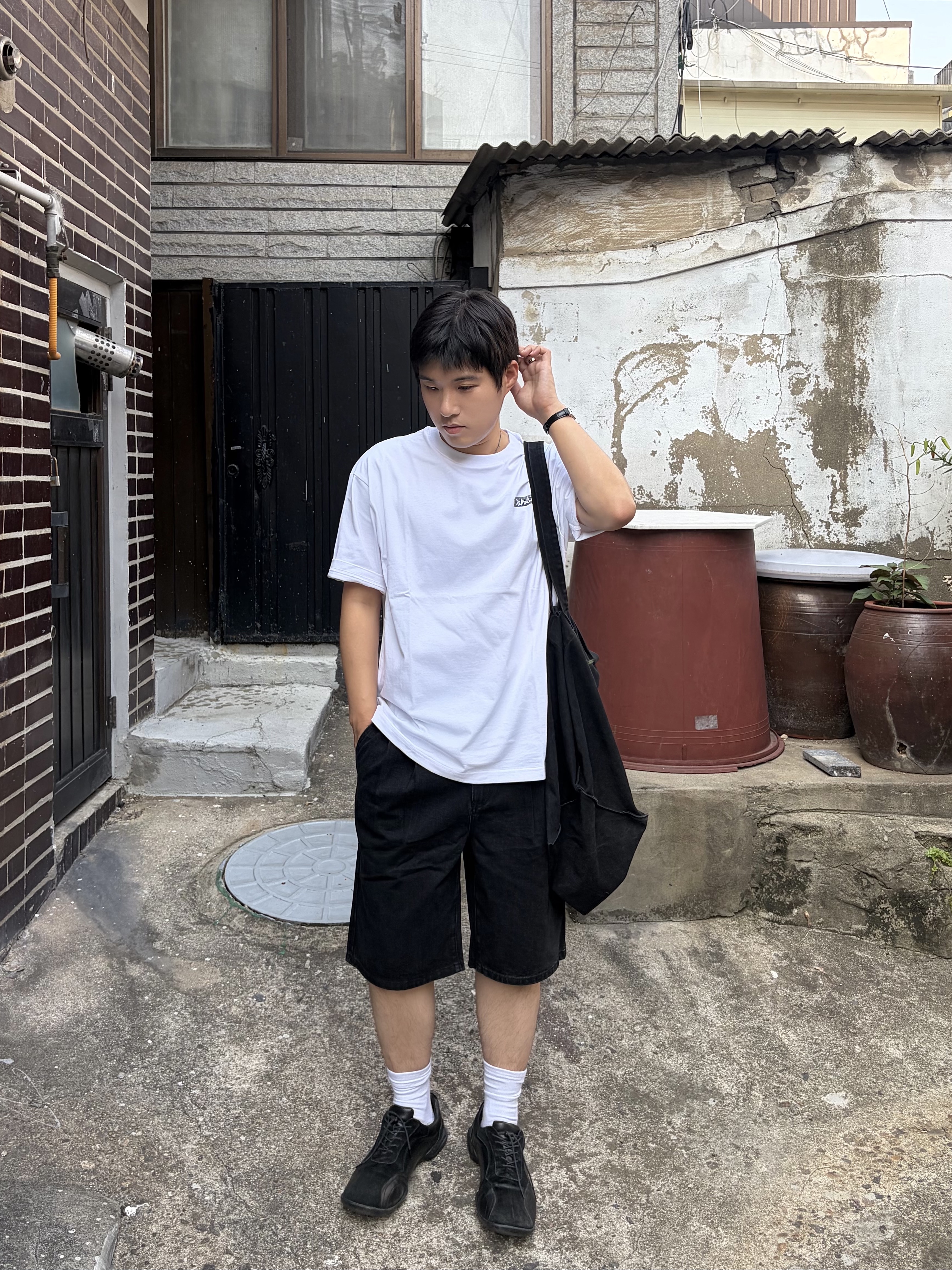 [KREAM 단독][니티드X림박스] Knitted Relaxed Washing Denim Two-Tuck Cinch Back Shorts Black, Pemont Square Black 착용 스타일 - 3