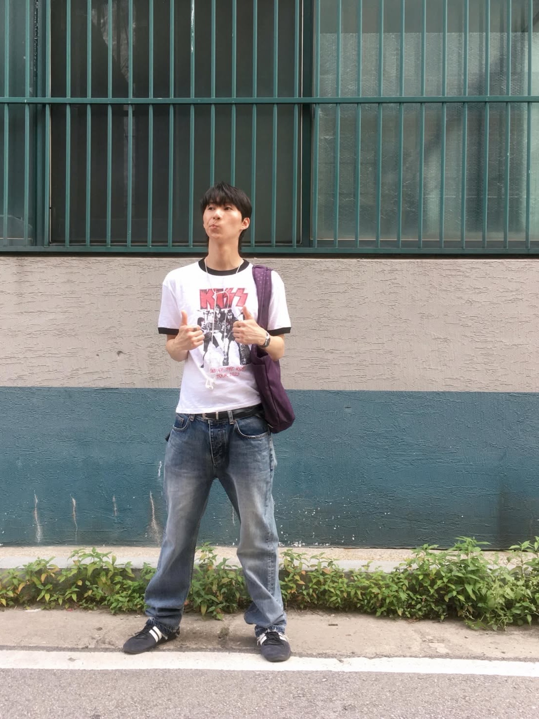 MAINBOOTH X KISS End of the Road T-shirt White 착용 스타일 - 4