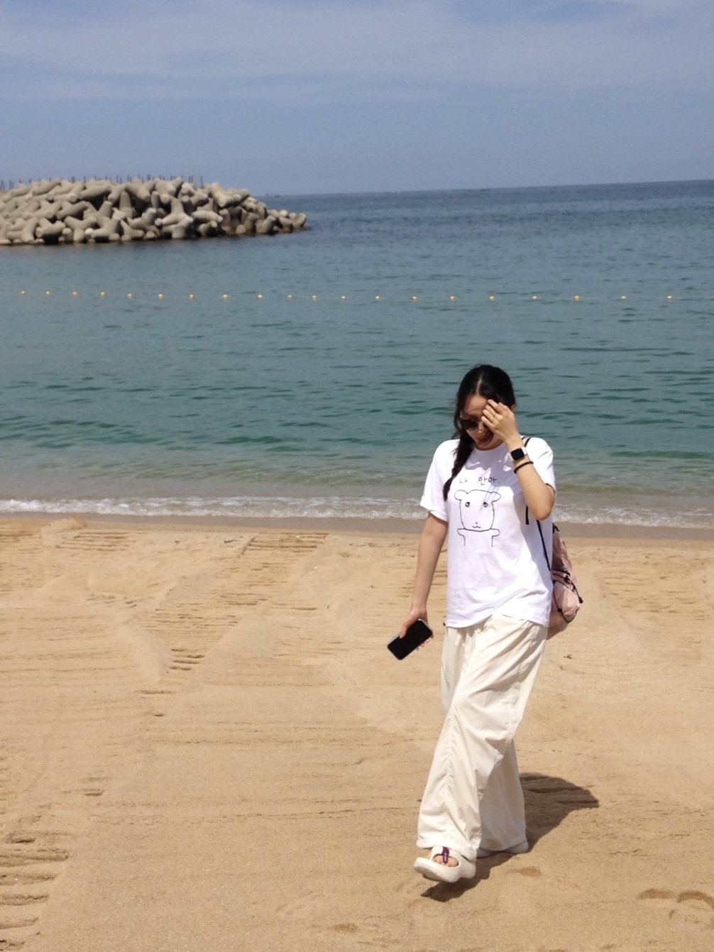 Spao x Ganadi Short Sleeve T-Shirt White 착용 스타일 - 2
