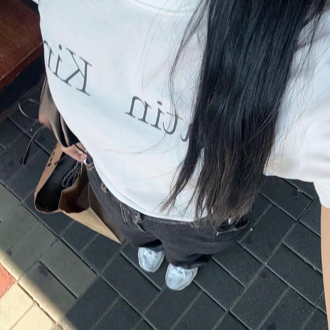 (W) Matin Kim Logo Crop Top White 착용 스타일