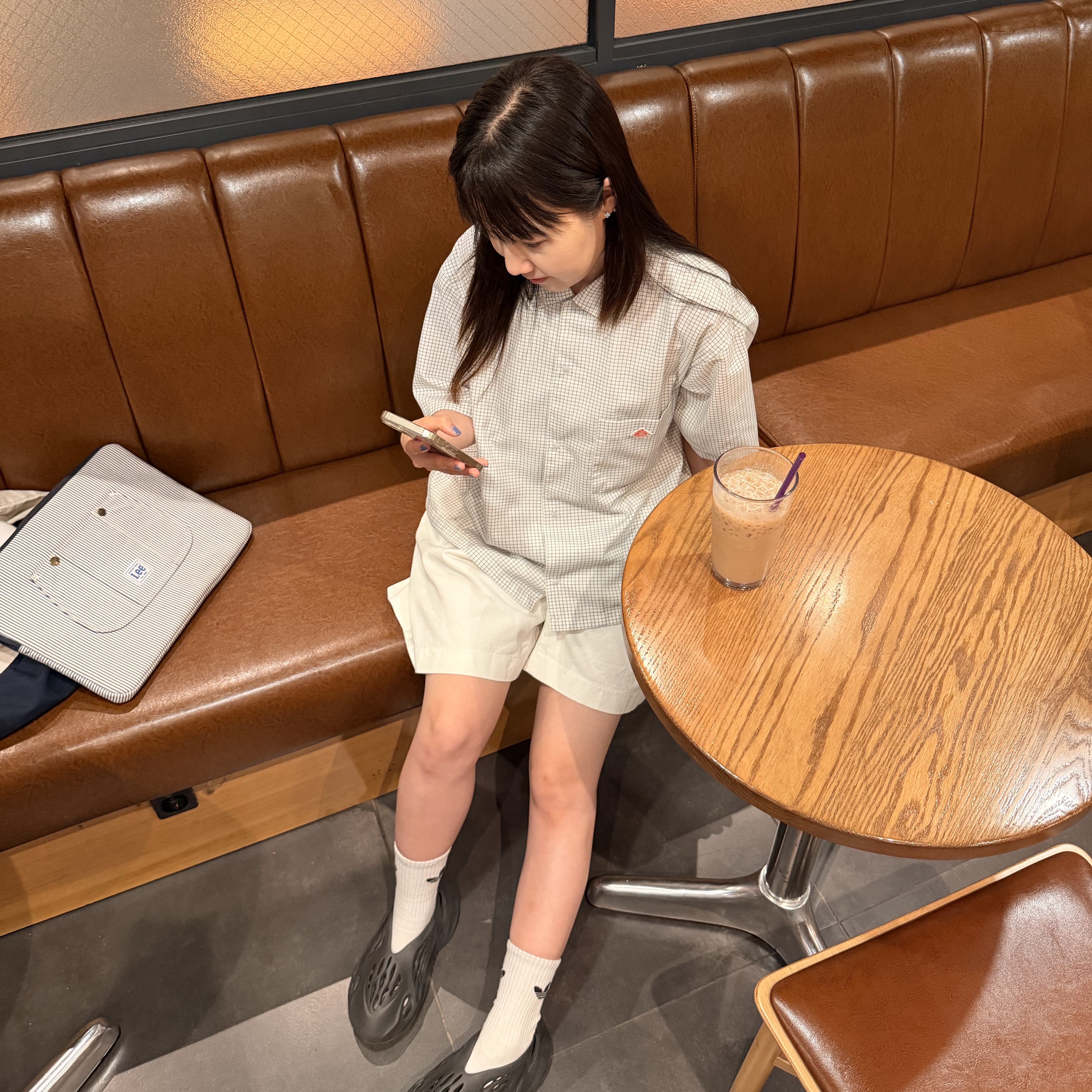 Adidas Yeezy Foam RNNR Onyx, Danton Oxford Short Sleeve Button Down Shirt Off White Navy Check 착용 스타일