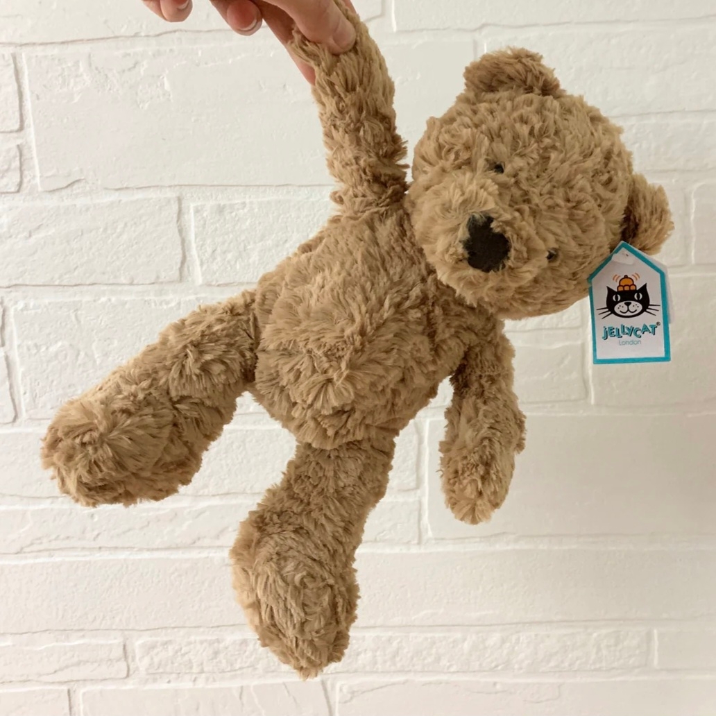 Jellycat Bumbly Bear Small Brown 착용 스타일