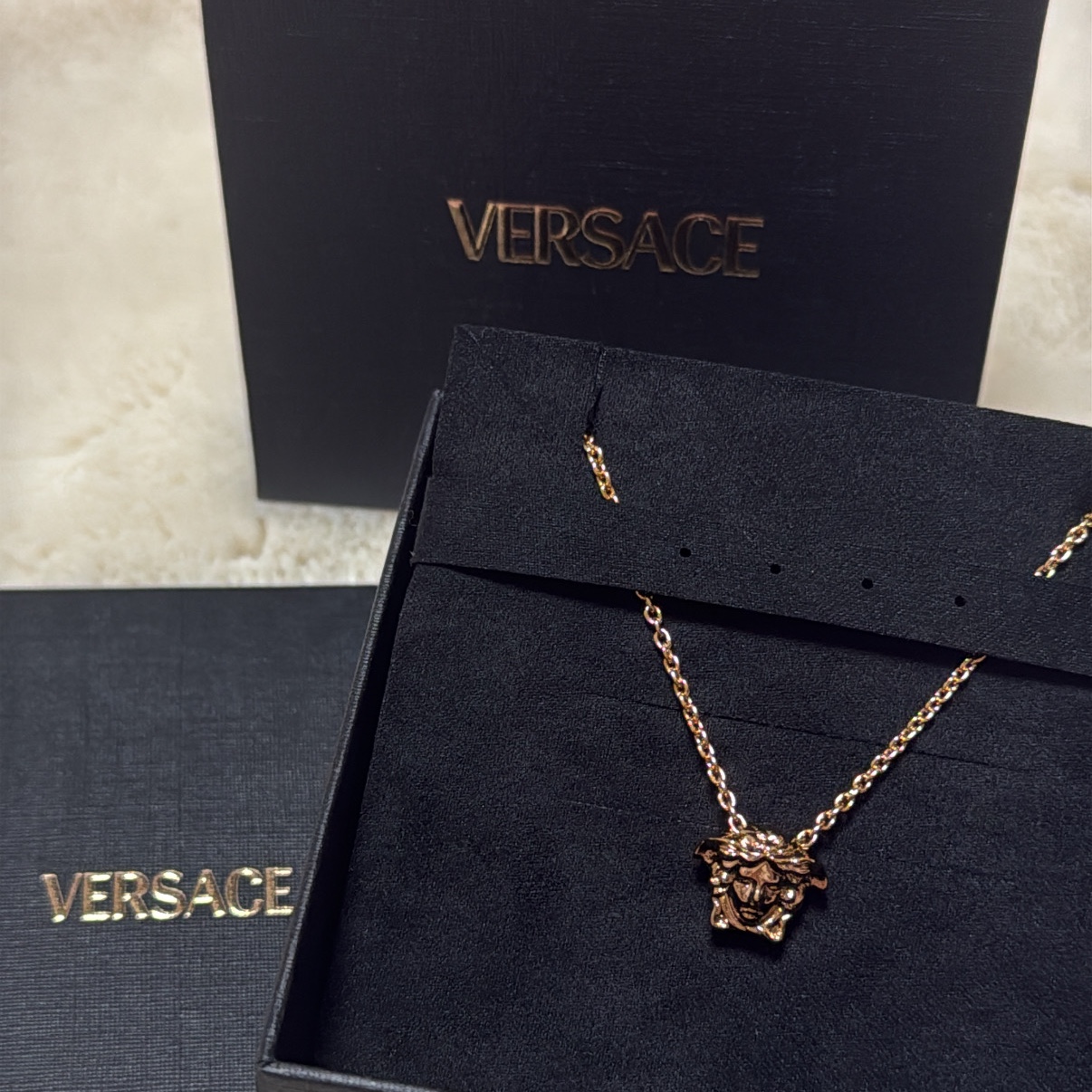 Versace Medusa '95 Pendant Necklace Light Gold, Versace Enamel Medusa Necklace Black Gold 착용 스타일