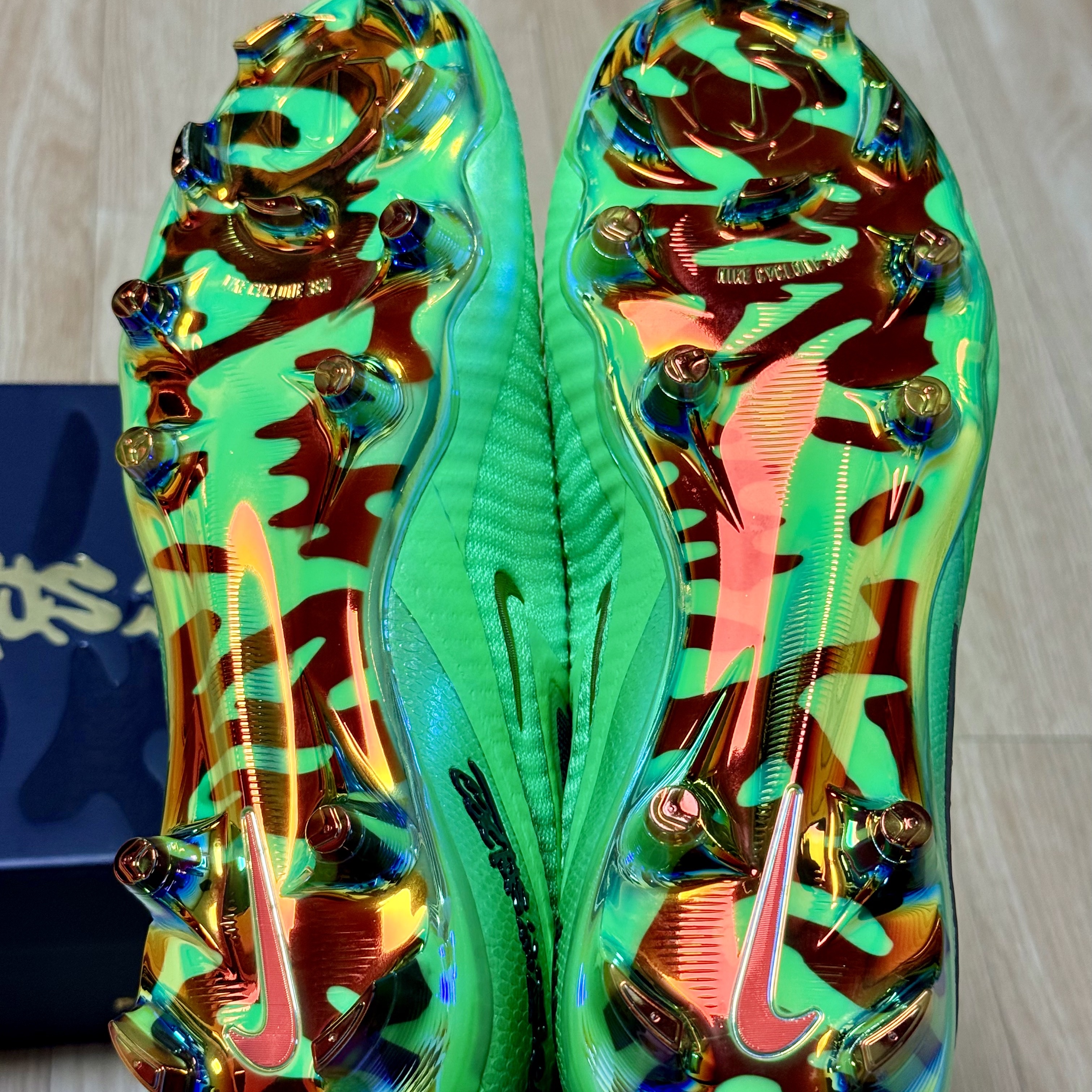 Nike x Travis Scott Cactus Jack Phantom 6 Low Elite FG SE Earth and Metallic Gold 착용 스타일 - 5