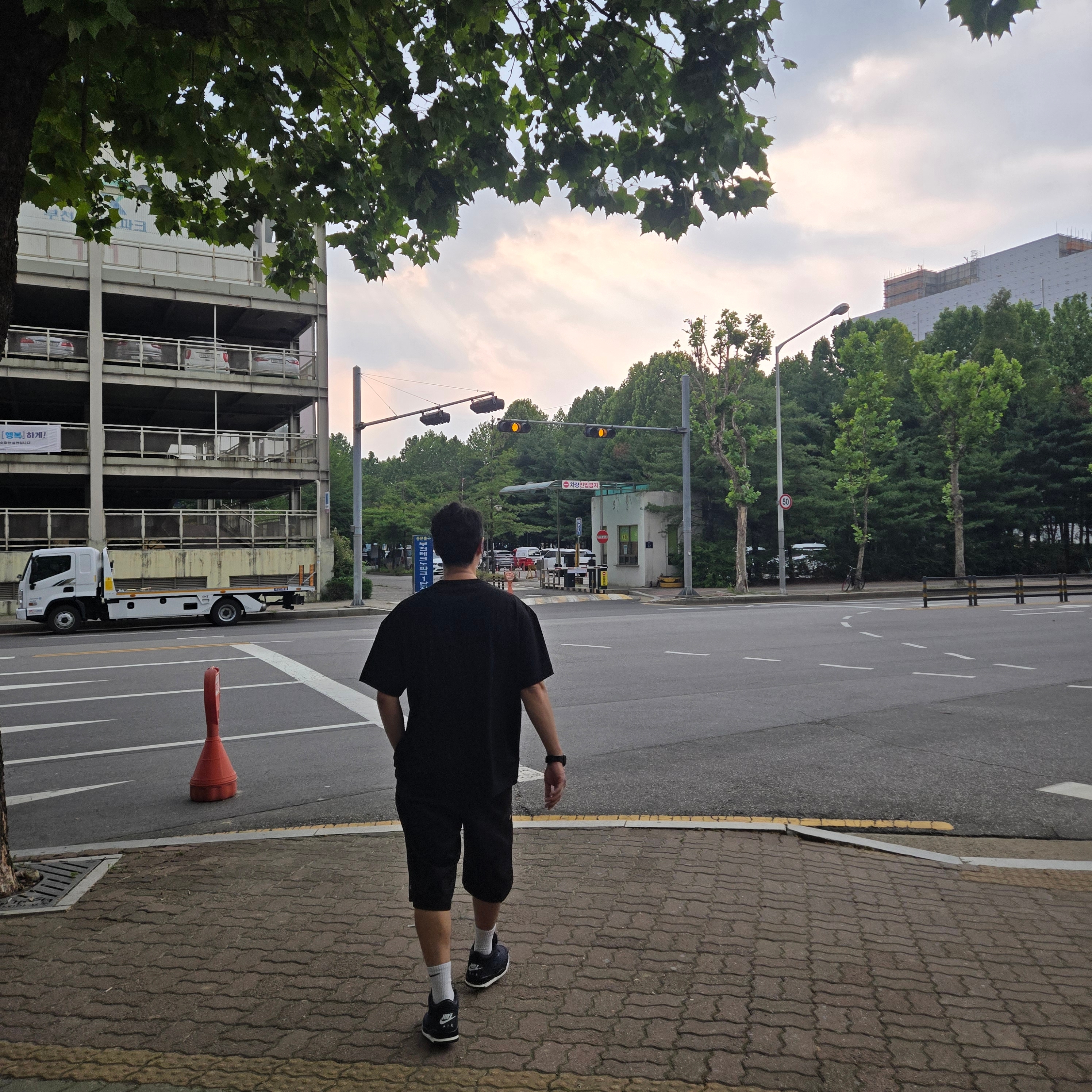 CDG Oversized T-Shirt2 Black, Dickies Loose Fit 13 Inch Flat Front Work Shorts Black 착용 스타일 - 3
