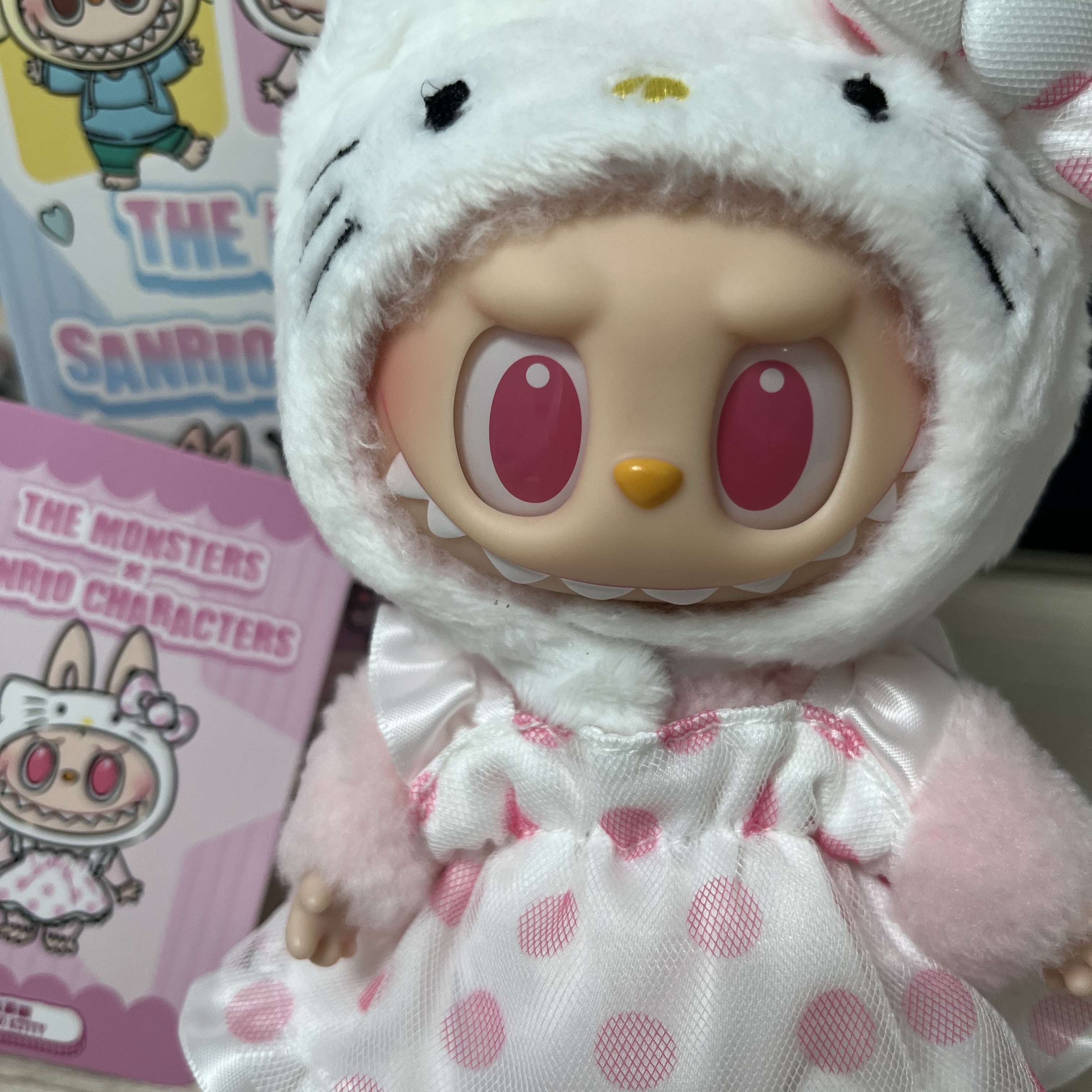 Pop Mart Labubu The Monsters x Hello Kitty And Friends Series Plush Pendant Hello Kitty (Opened Case) 착용 스타일 - 2