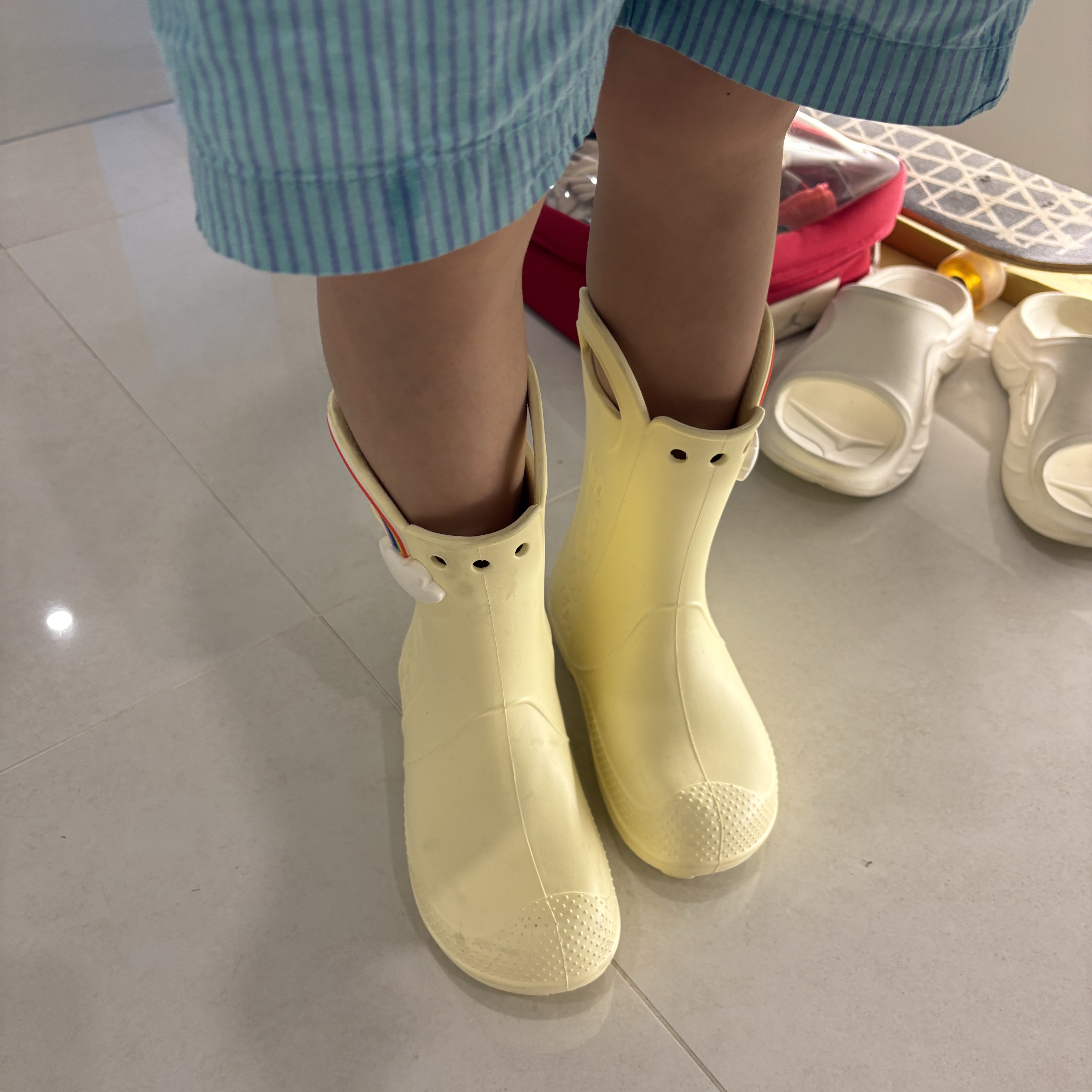 (Kids) Crocs Handle It Rainbow Rain Boot Buttercream 착용 스타일