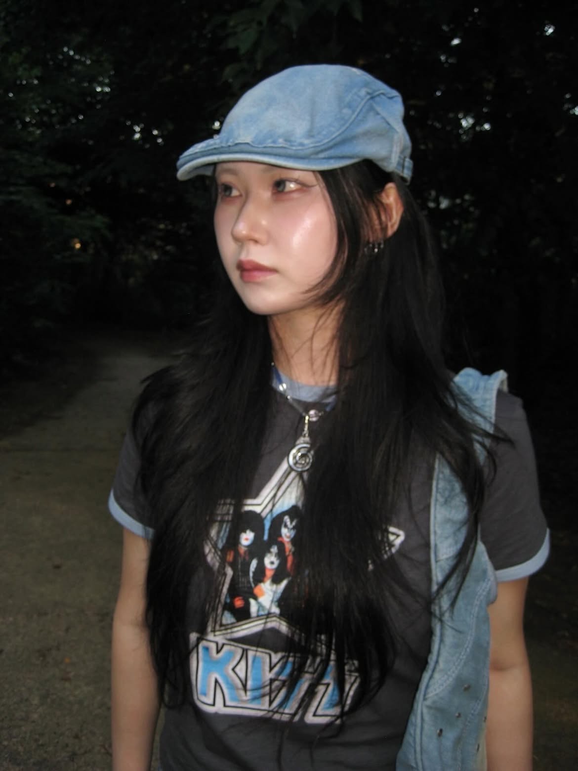 MAINBOOTH X KISS Woman Star T-shirt Charcoal 착용 스타일 - 2