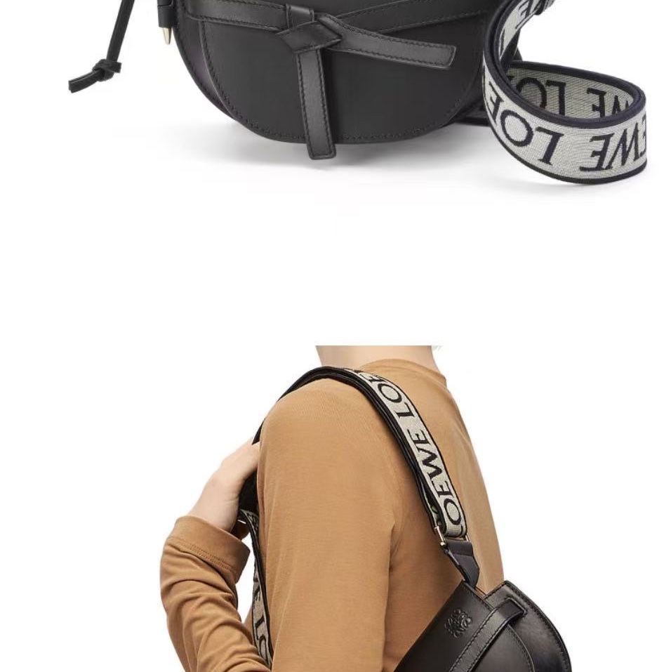 Loewe Mini Gate Dual Bag in Soft Calfskin and Jacquard Black 착용 스타일 - 2