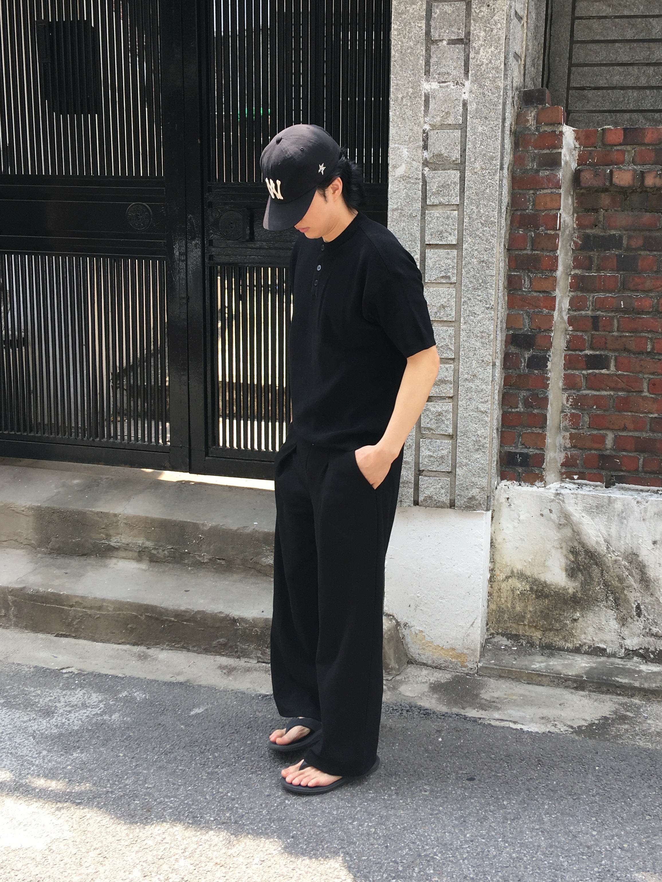 Aoiro 6-Panel Bone A/N Cap Black, Island Slipper Classic Leather Black 착용 스타일
