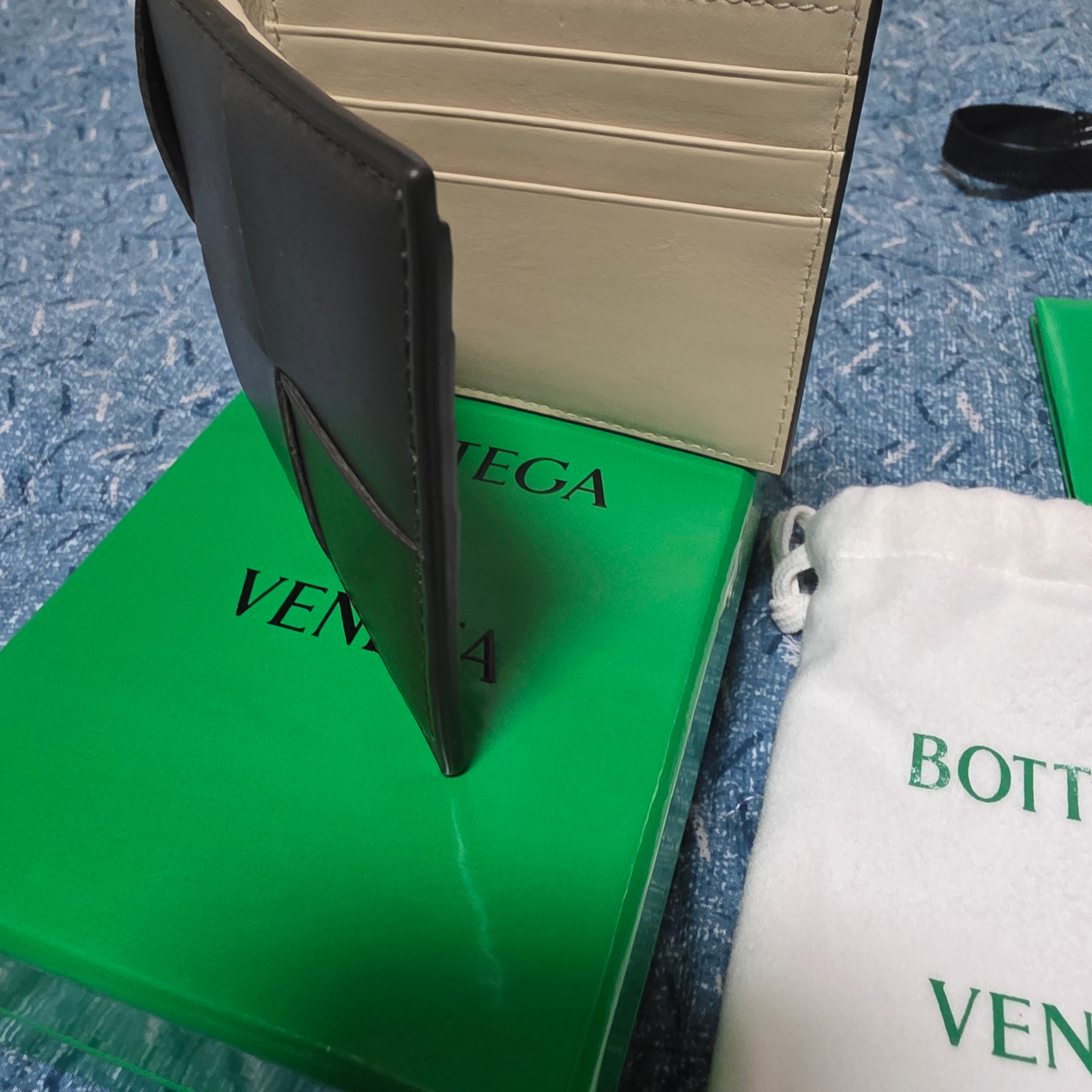 Bottega Veneta Cassette Bi-Fold Wallet Kaki Light Butterscotch 착용 스타일 - 2