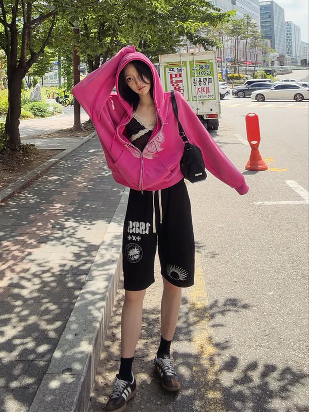 [KREAM 단독] Knitted 1989 Sunrise Graphic Bermuda Half Pants Black, [KREAM 단독] Knitted 1989 Sunrise Graphic Bermuda Half Pants Melange Grey 착용 스타일 - 1