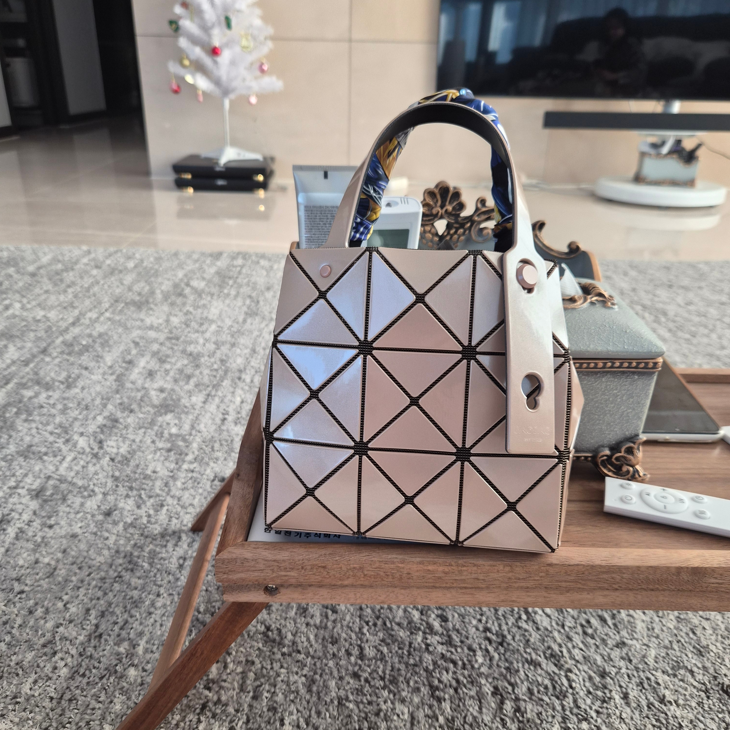 Bao Bao Issey Miyake Carat Handbag Yellow Beige 착용 스타일