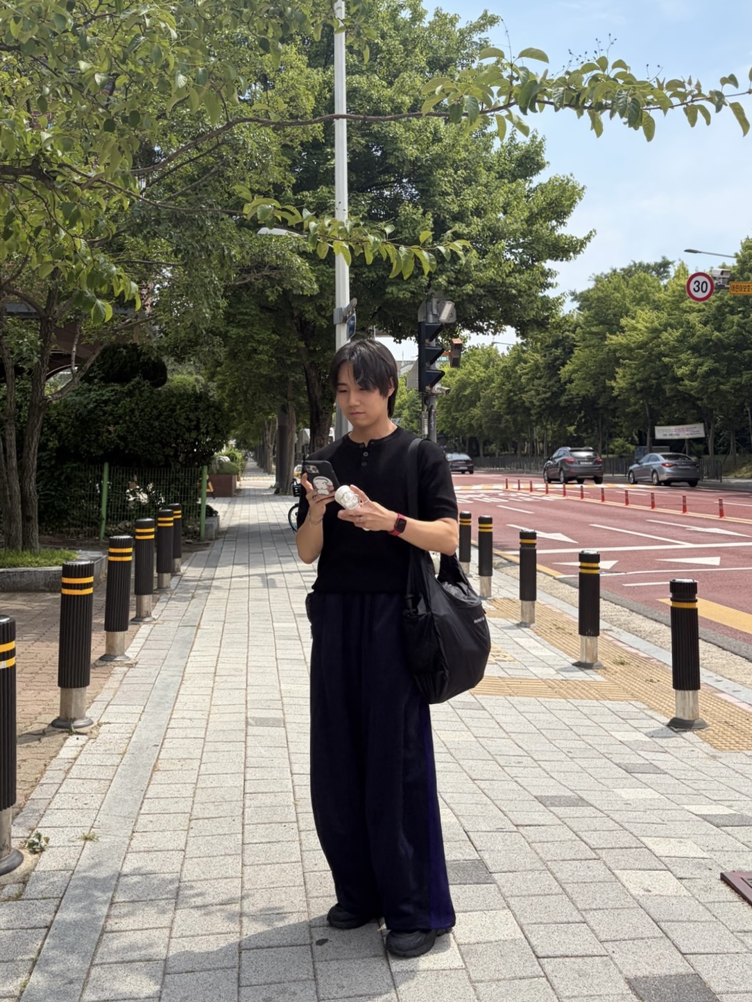 Knitted Coolever Henley Neck Half Sleeve Knit Black 착용 스타일 - 1