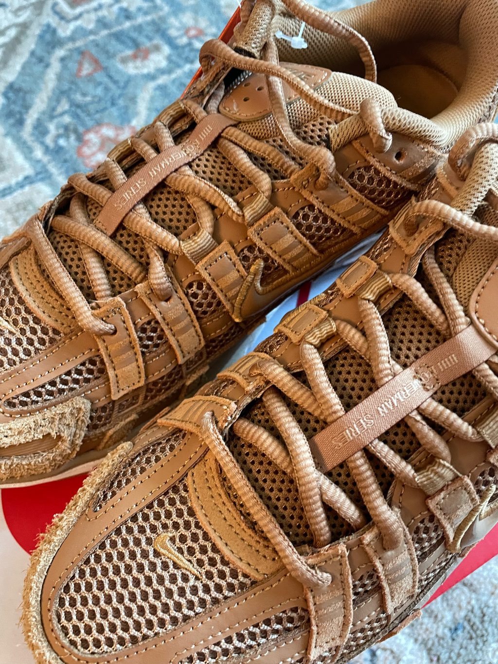 Nike P-6000 SE Flax Metallic Gold 착용 스타일 - 3