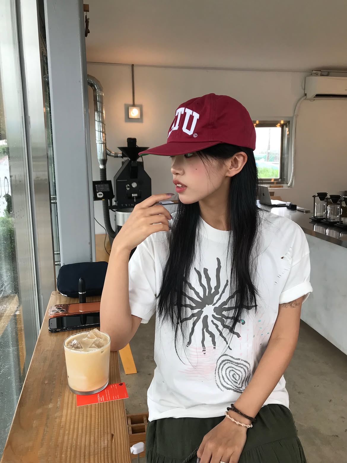 MAINBOOTH Signal T-shirt White 착용 스타일 - 1