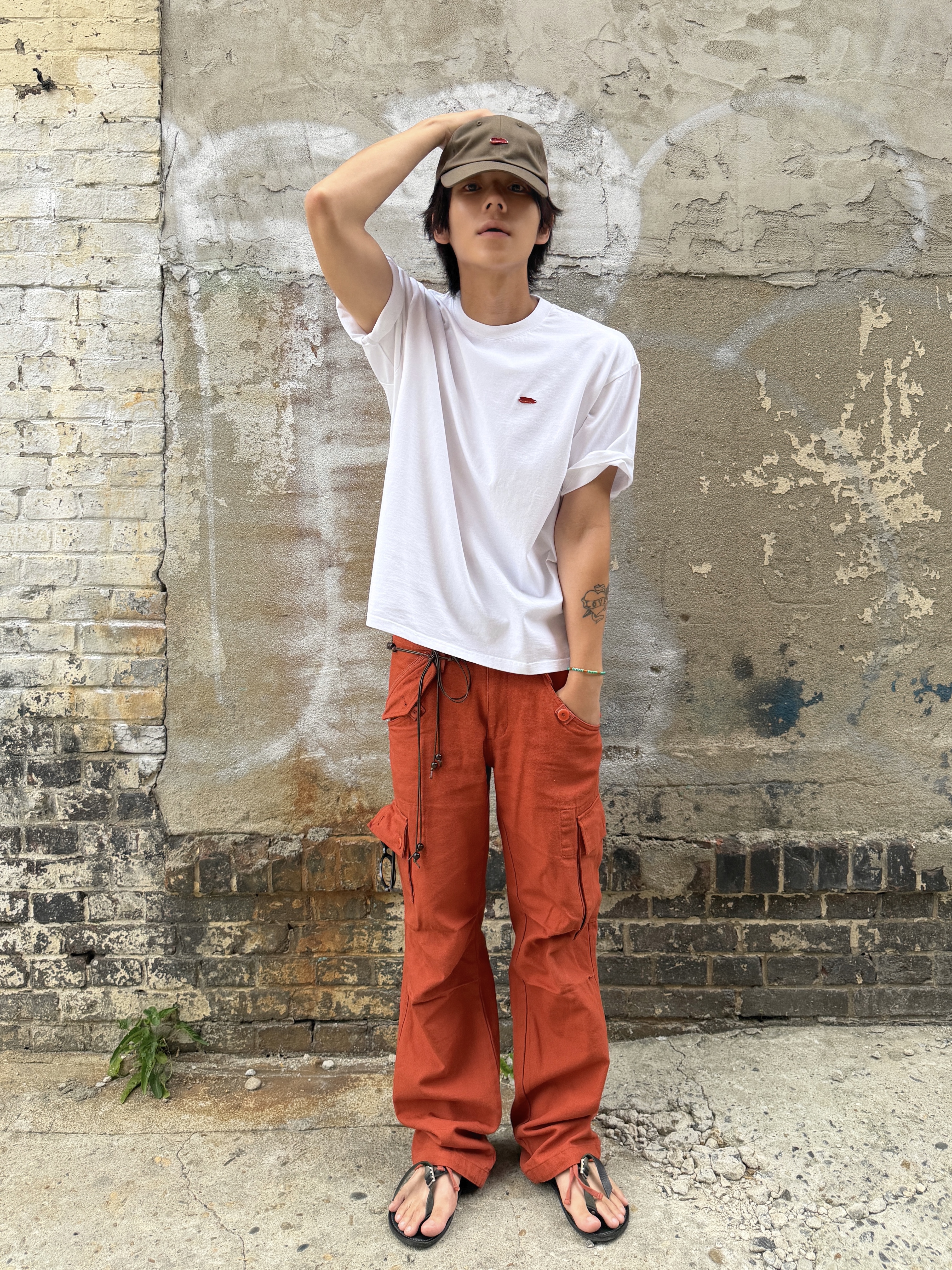 AKRYL Icon Cap Maron - 26FW, AKRYL Jersey Tee White - 26FW 착용 스타일 - 2