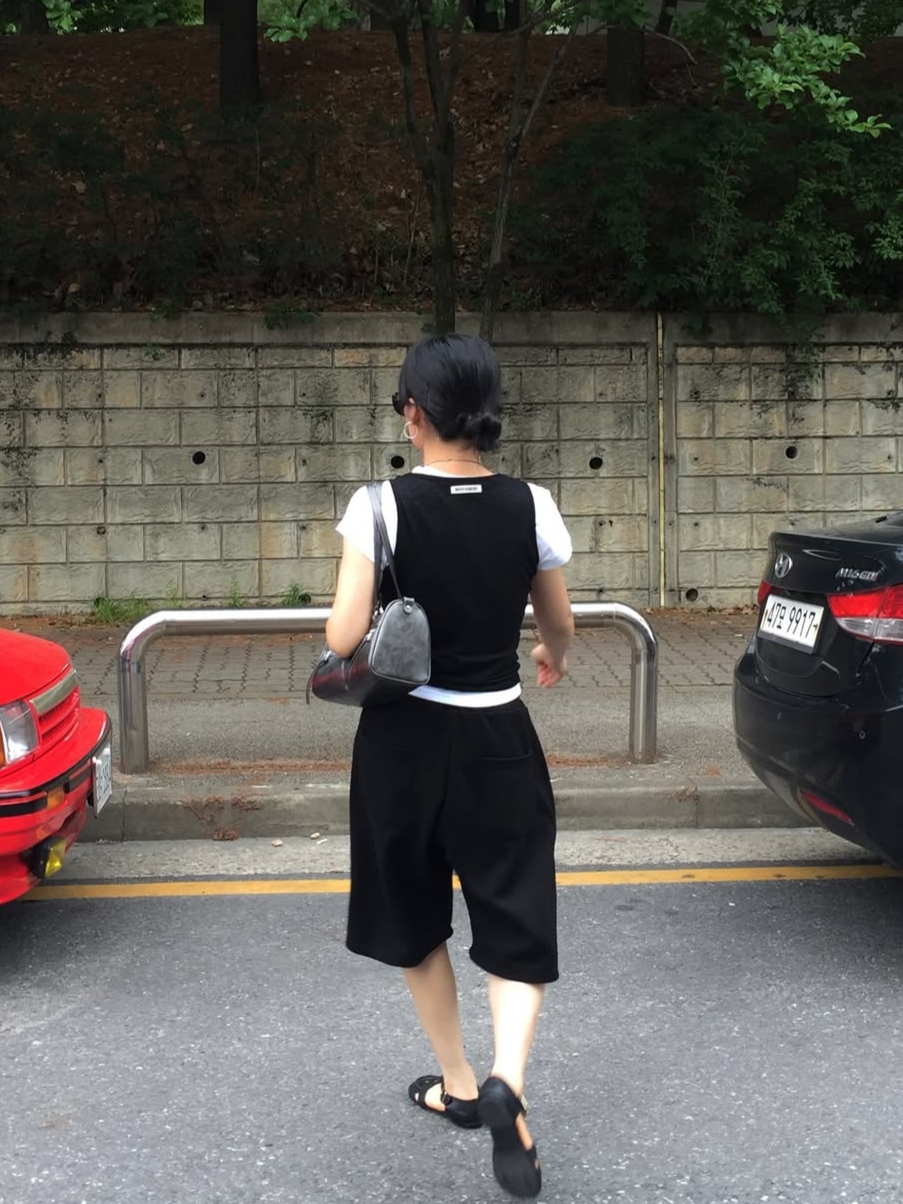 [KREAM 단독] Knitted 1989 Sunrise Graphic Bermuda Half Pants Black, [KREAM 단독] Knitted 1989 Sunrise Graphic Bermuda Half Pants Melange Grey 착용 스타일 - 2