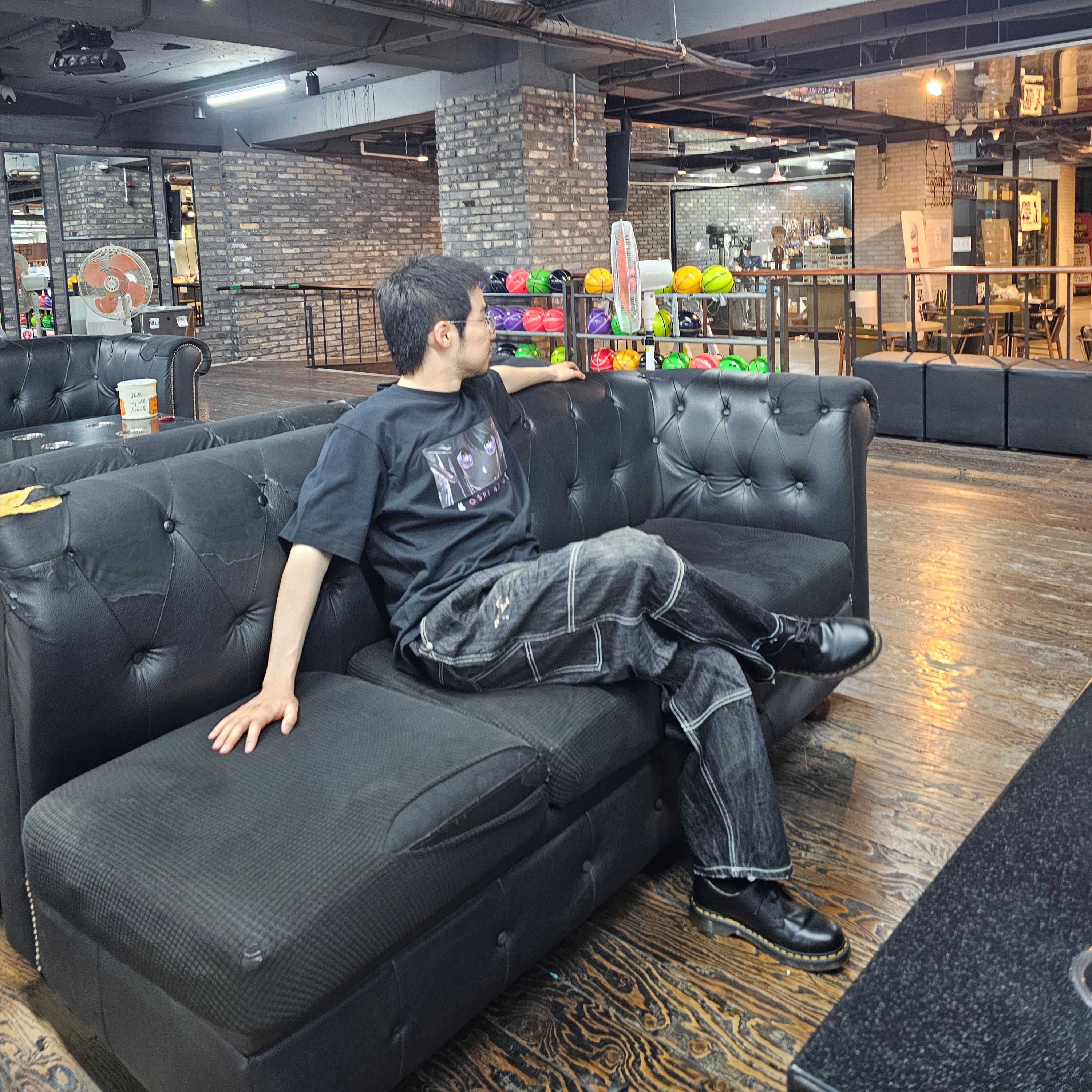 Uniqlo UT Oshi No Ko T-Shirt Black, Thug Club x Dickies Double Knee Denim Pants Black 착용 스타일 - 3