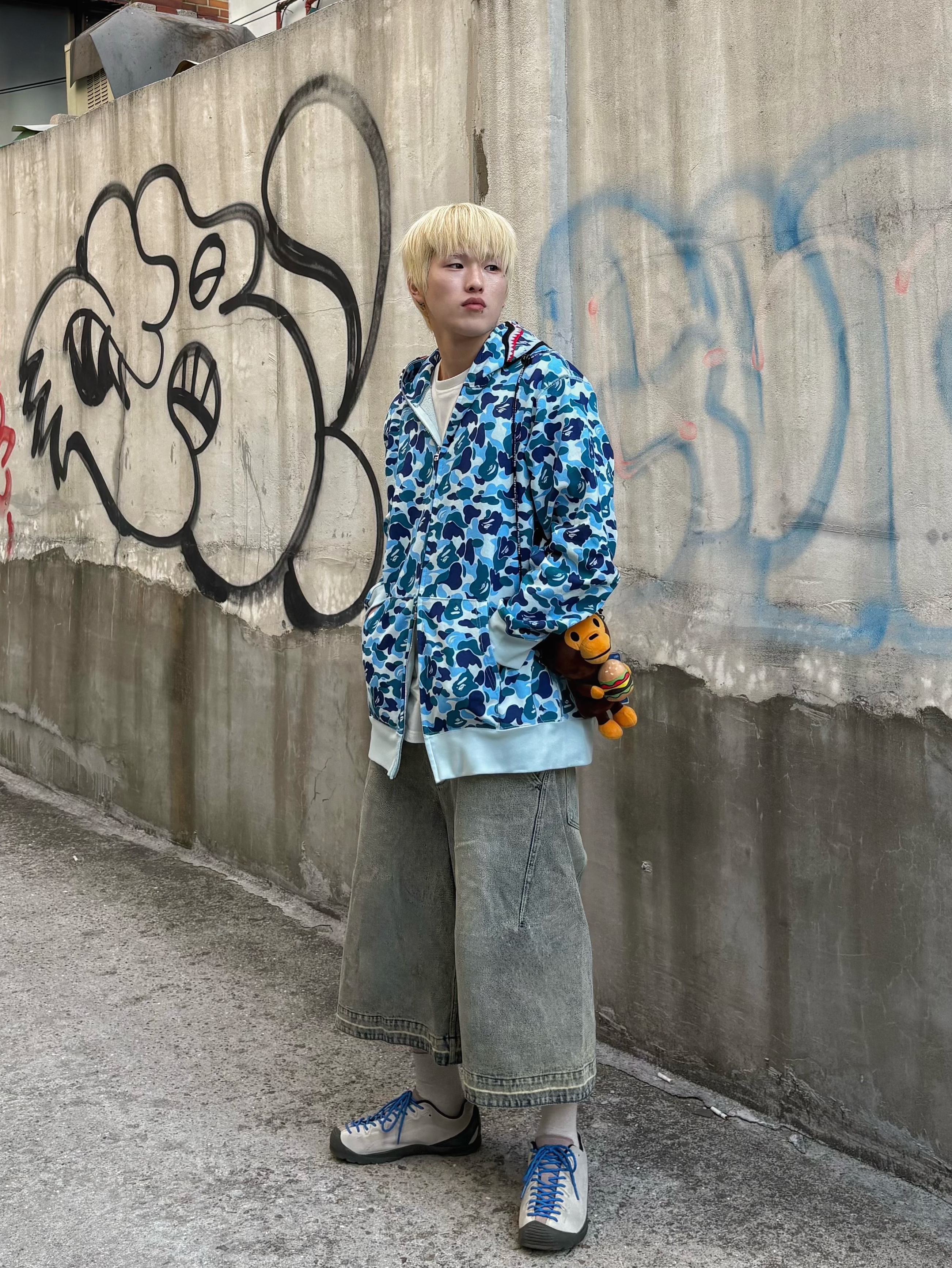 BAPE ABC Camo Shark Full Zip Hoodie Blue, BAPE Baby Milo Mobile Bag 1 Brown 착용 스타일 - 3