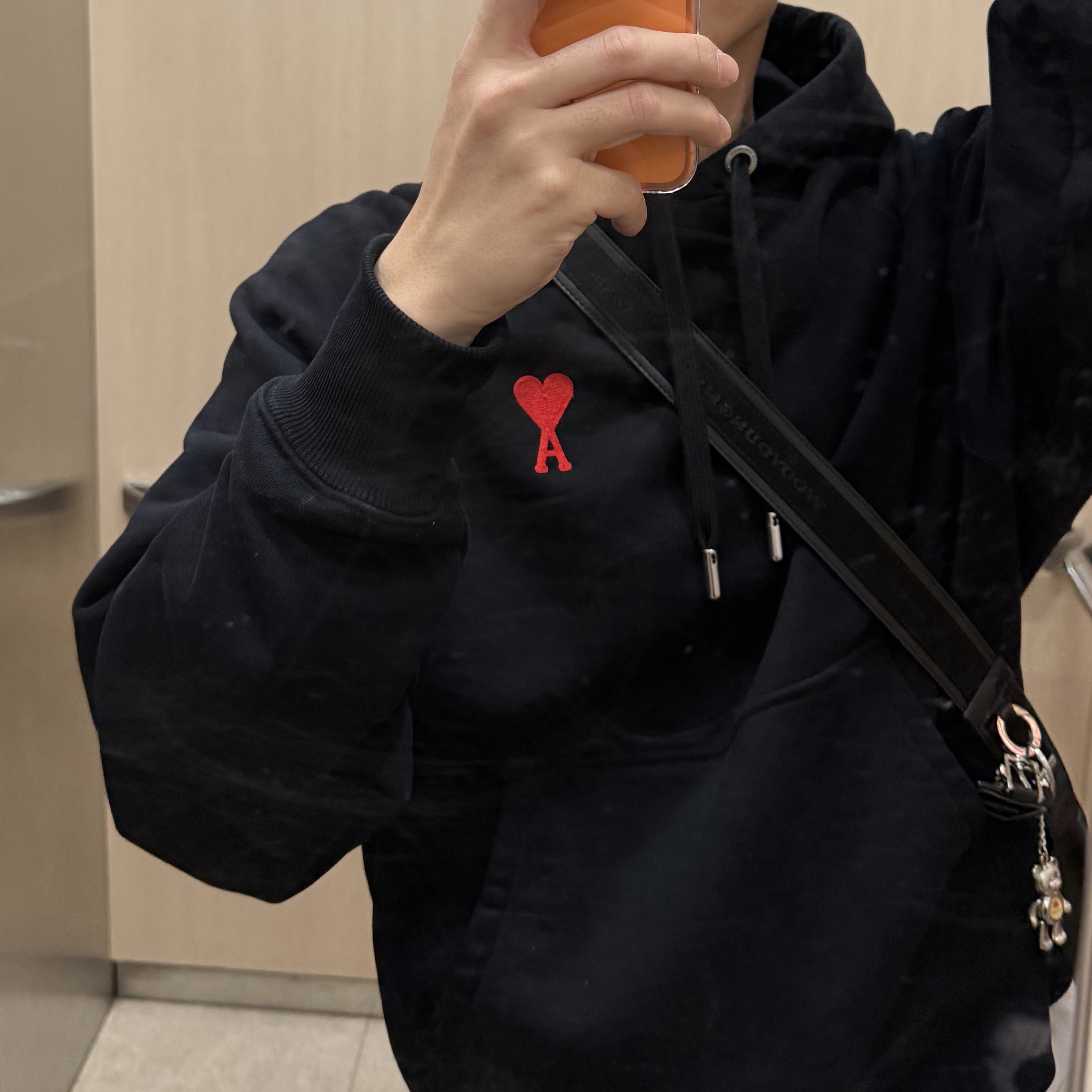 AMI de Coeur Hoodie Black 착용 스타일