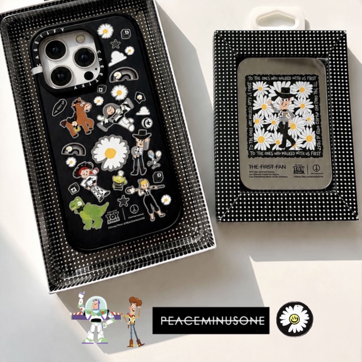 Casetify x Peaceminusone x Toy Story The First Fan Sticker Magsafe Impact Case, Casetify x Peaceminusone x Toy Story The First Fan Mirror Snappy Magsafe Cardholder Stand 착용 스타일 - 2