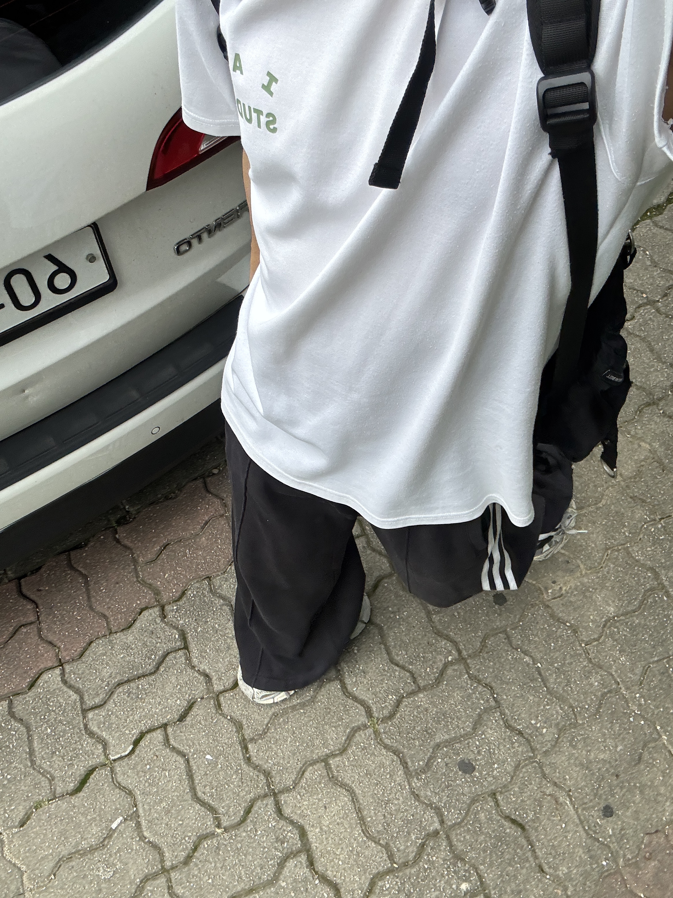 Balenciaga 3XL Sneakers Light Beige, IAB Studio T-Shirt White Light Green 착용 스타일