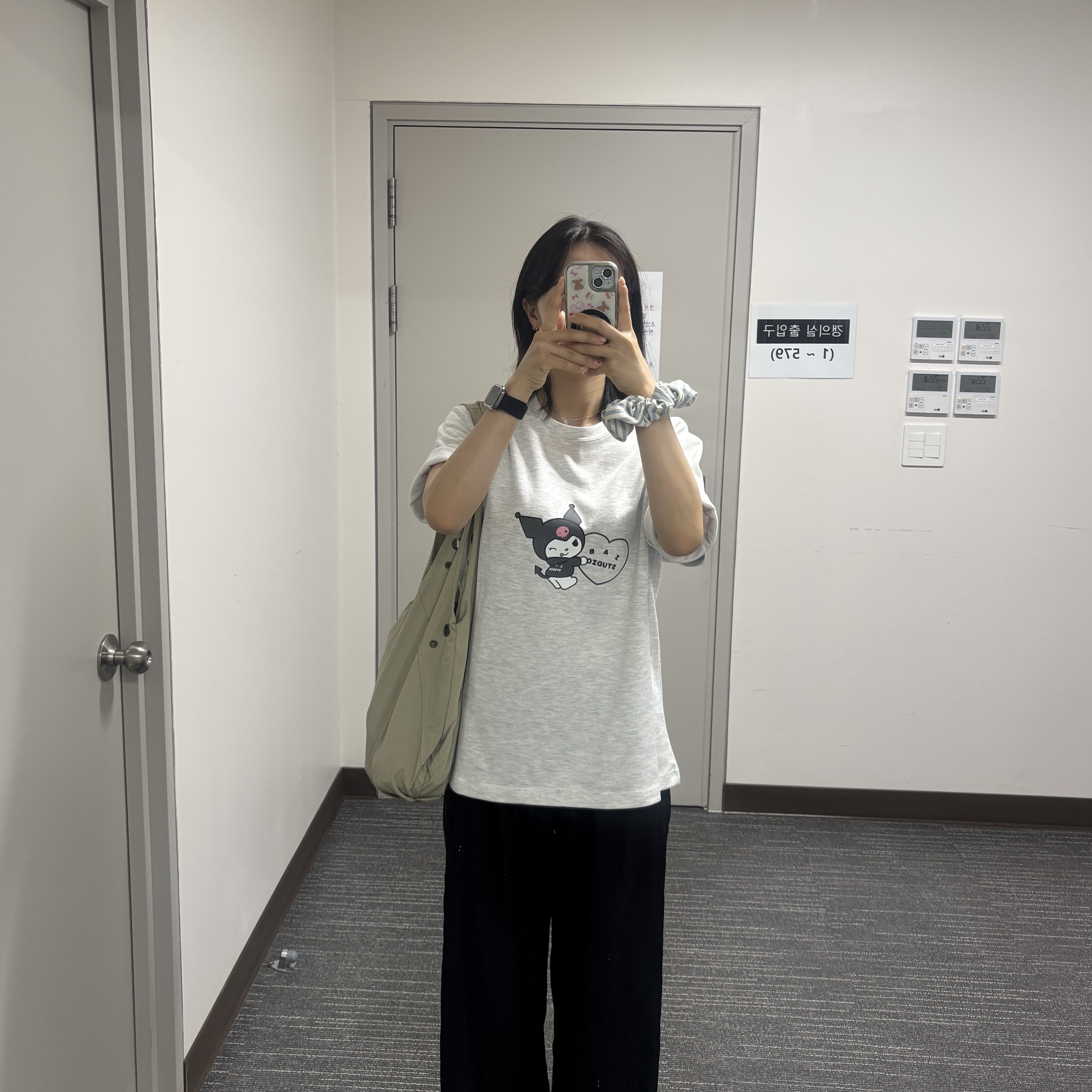 IAB Studio Kuromi Heart T-shirts Light Grey 착용 스타일 - 2