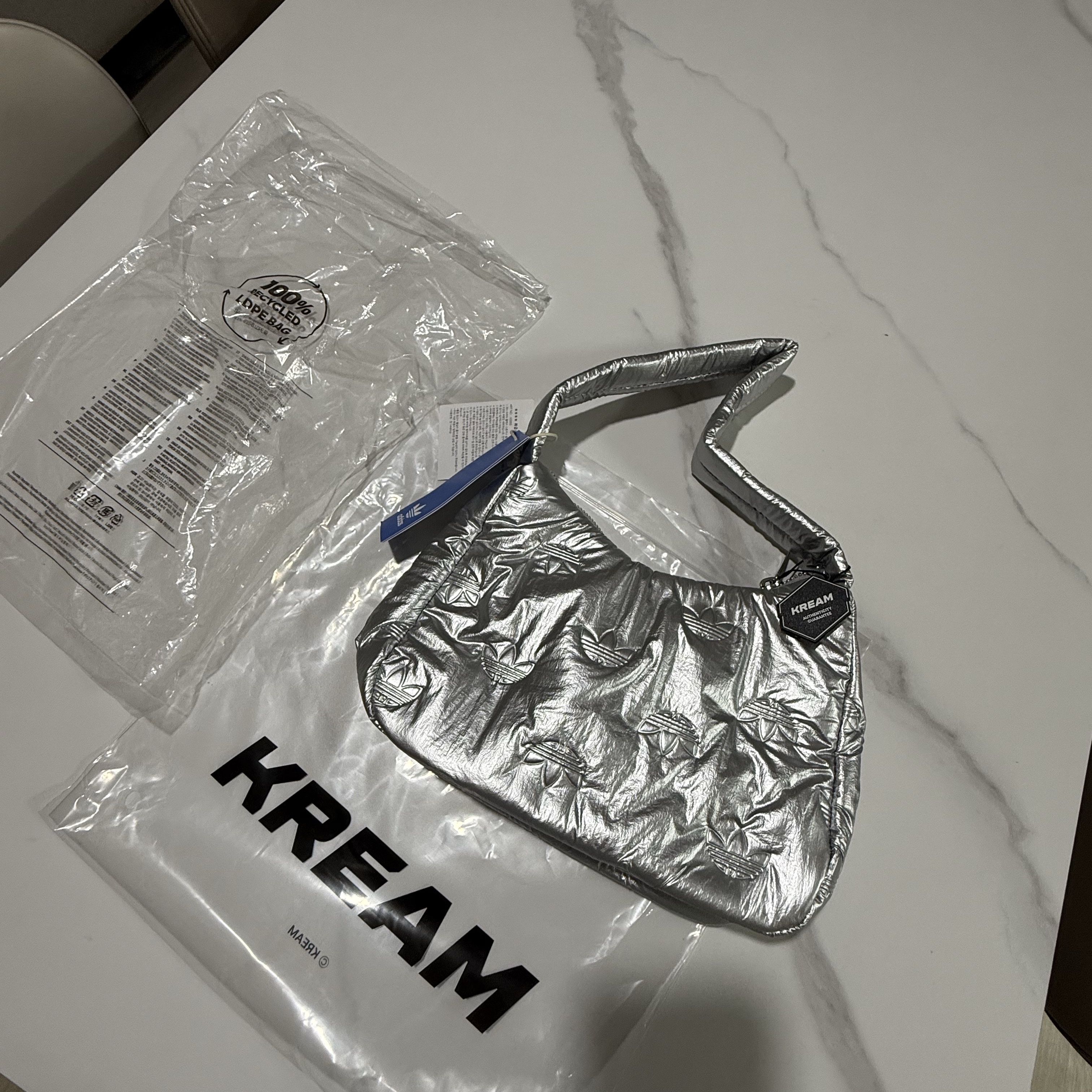 Adidas Puffy Satin Mini Shoulder Bag Silver Metallic 착용 스타일 - 1