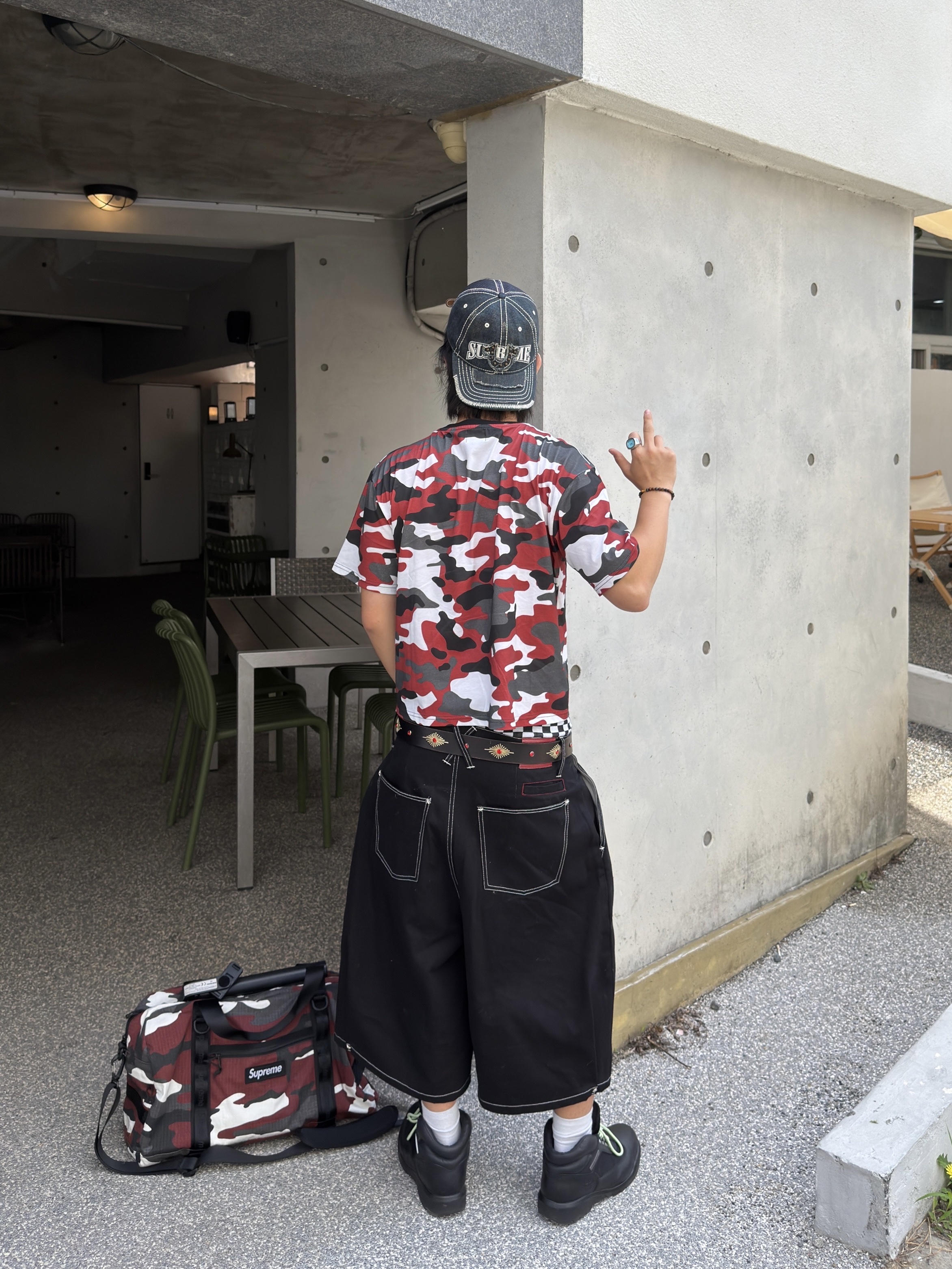 Stussy Mid-Depth Burly Threads Trucker Black, Supreme Duffle Bag Red Camo - 26SS 착용 스타일 - 1