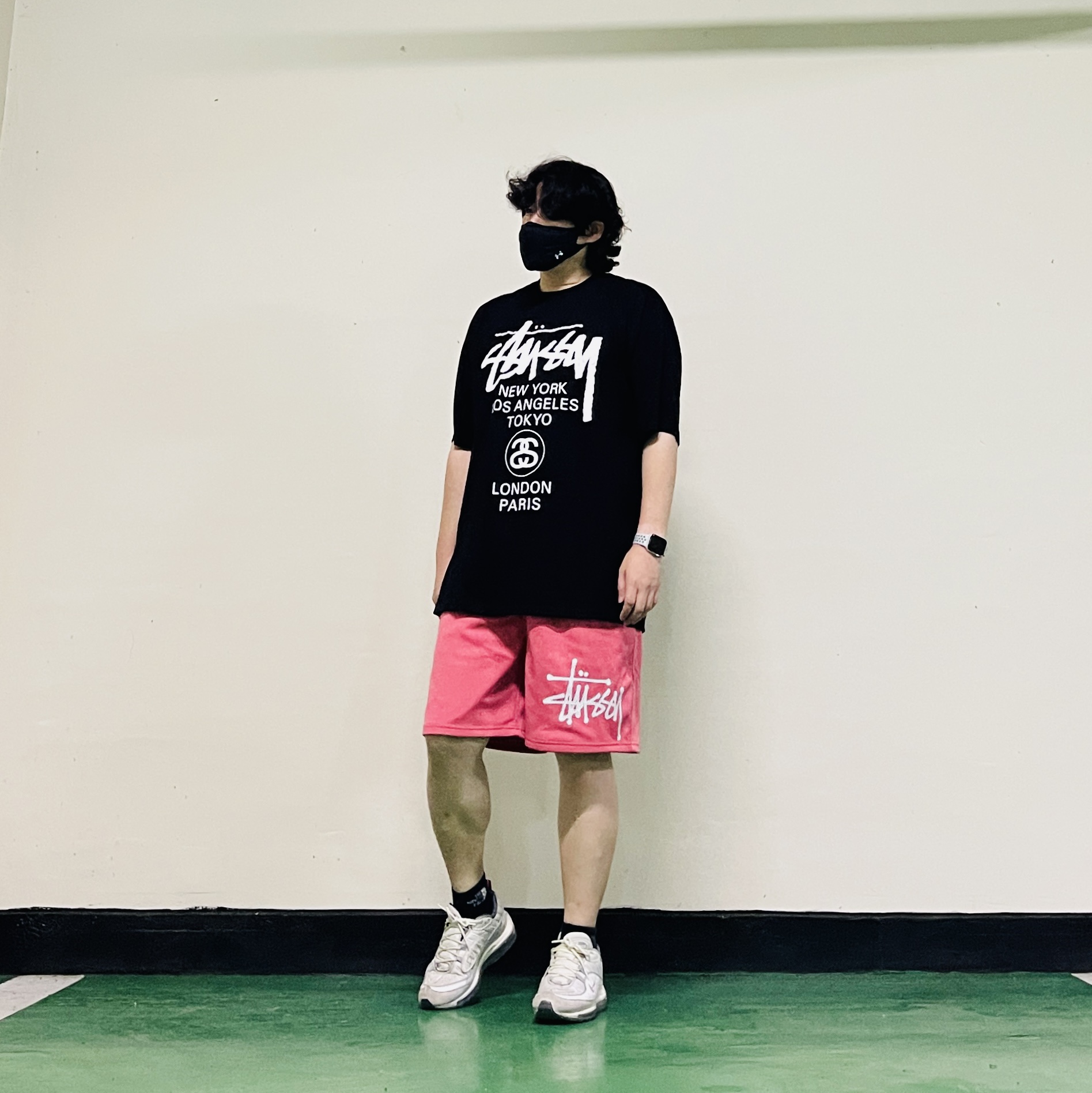 Nike Air Max 98 Summit White, Stussy World Tour T-Shirt Black 착용 스타일 - 2