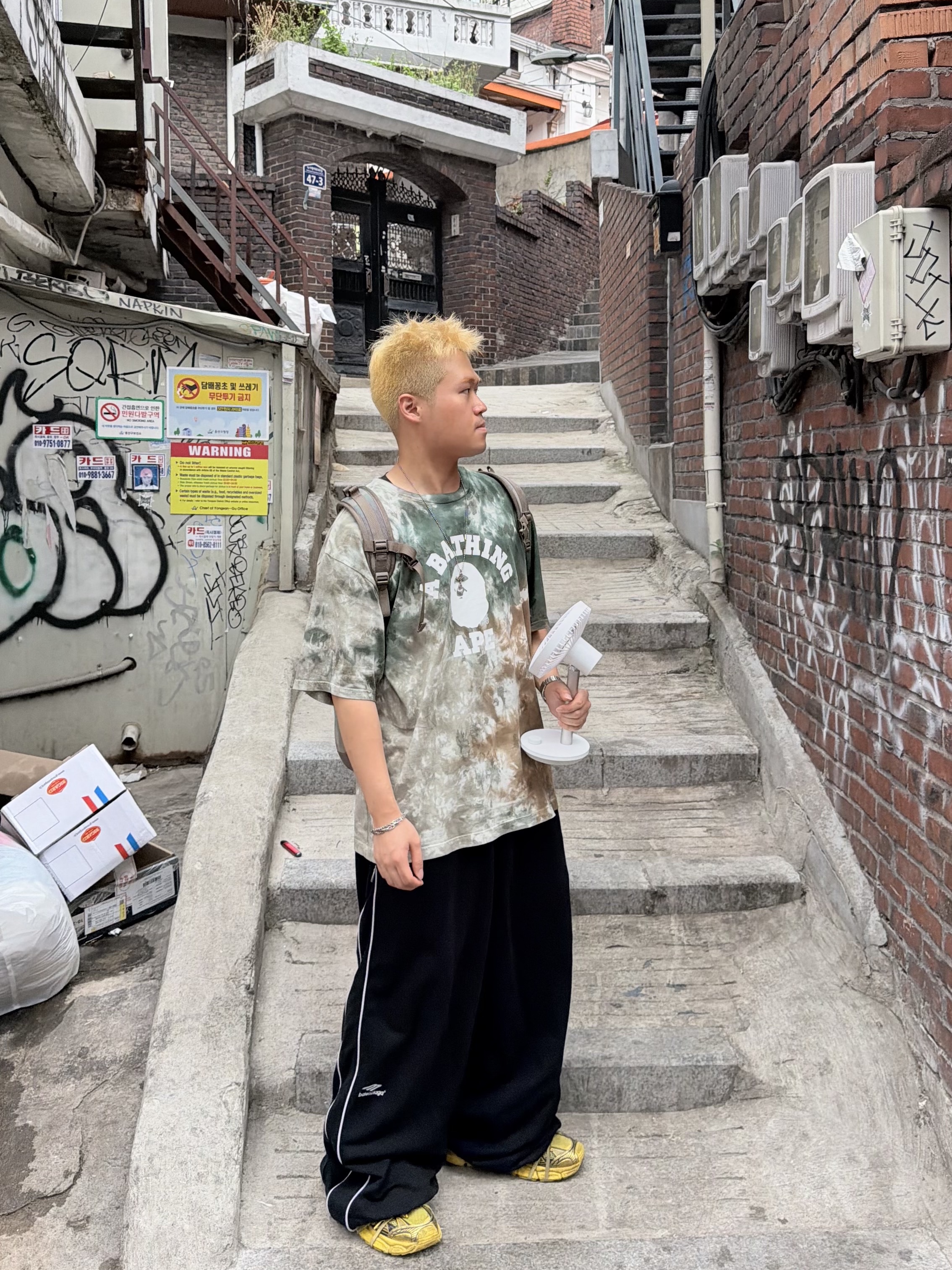 BAPE Tie Dye College Relaxed Fit T-Shirt Olivedrab, Balenciaga 3B Sports Icon Track Pants Black 착용 스타일 - 2