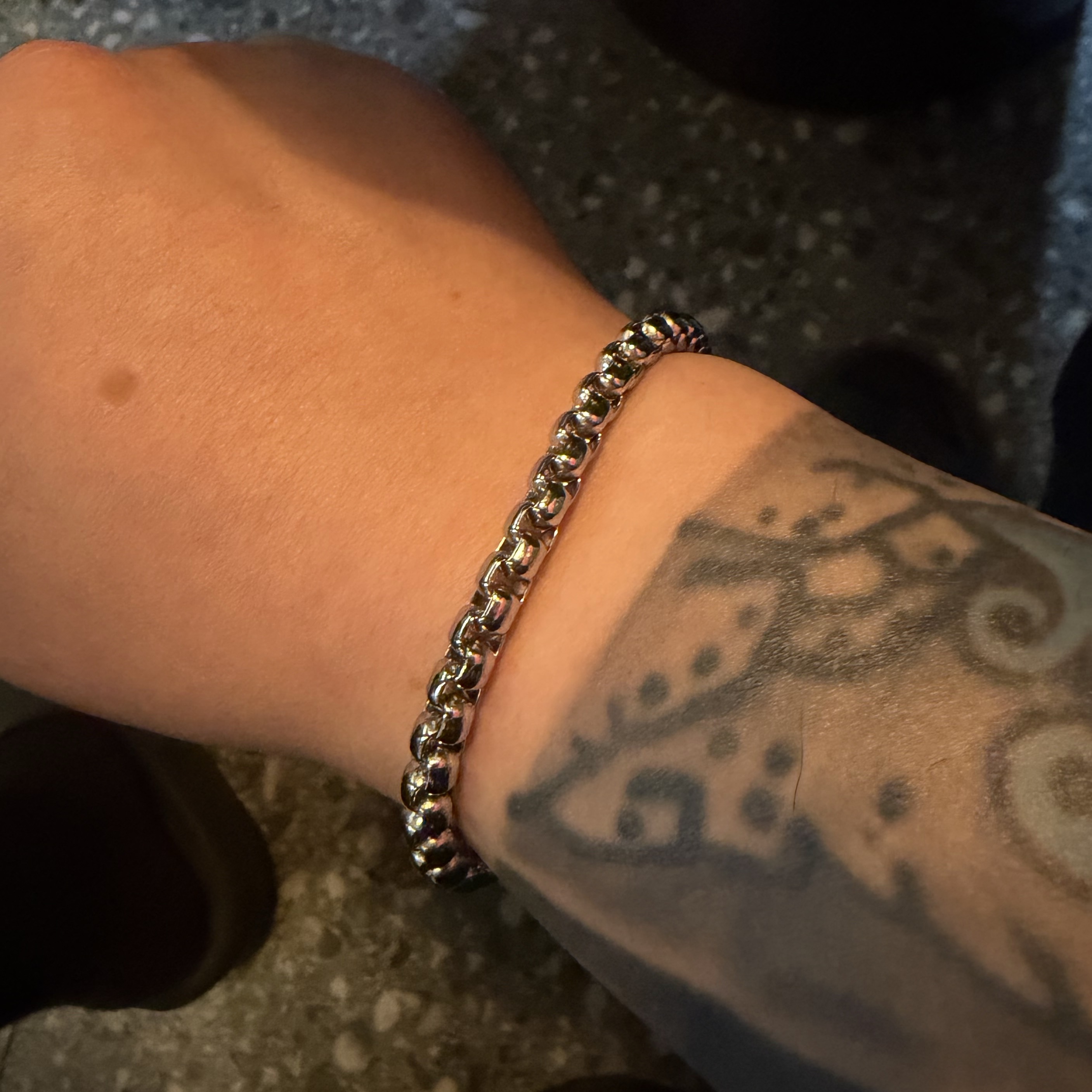 Louis Vuitton Monogram Chain Bracelet Grey 착용 스타일