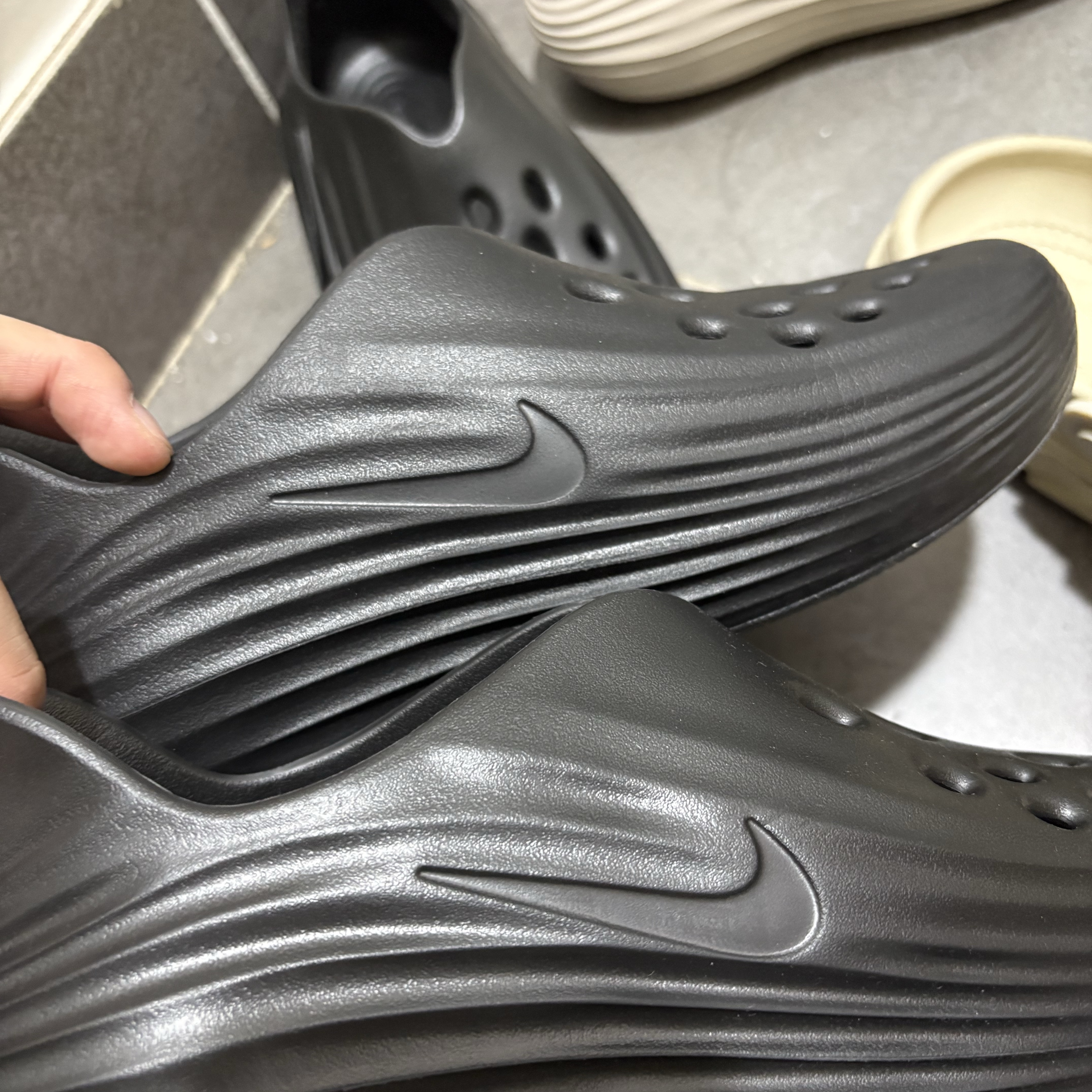 (W) Nike ReactX Rejuven8 Light Orewood Brown, Nike ReactX Rejuven8 Triple Black 착용 스타일 - 2
