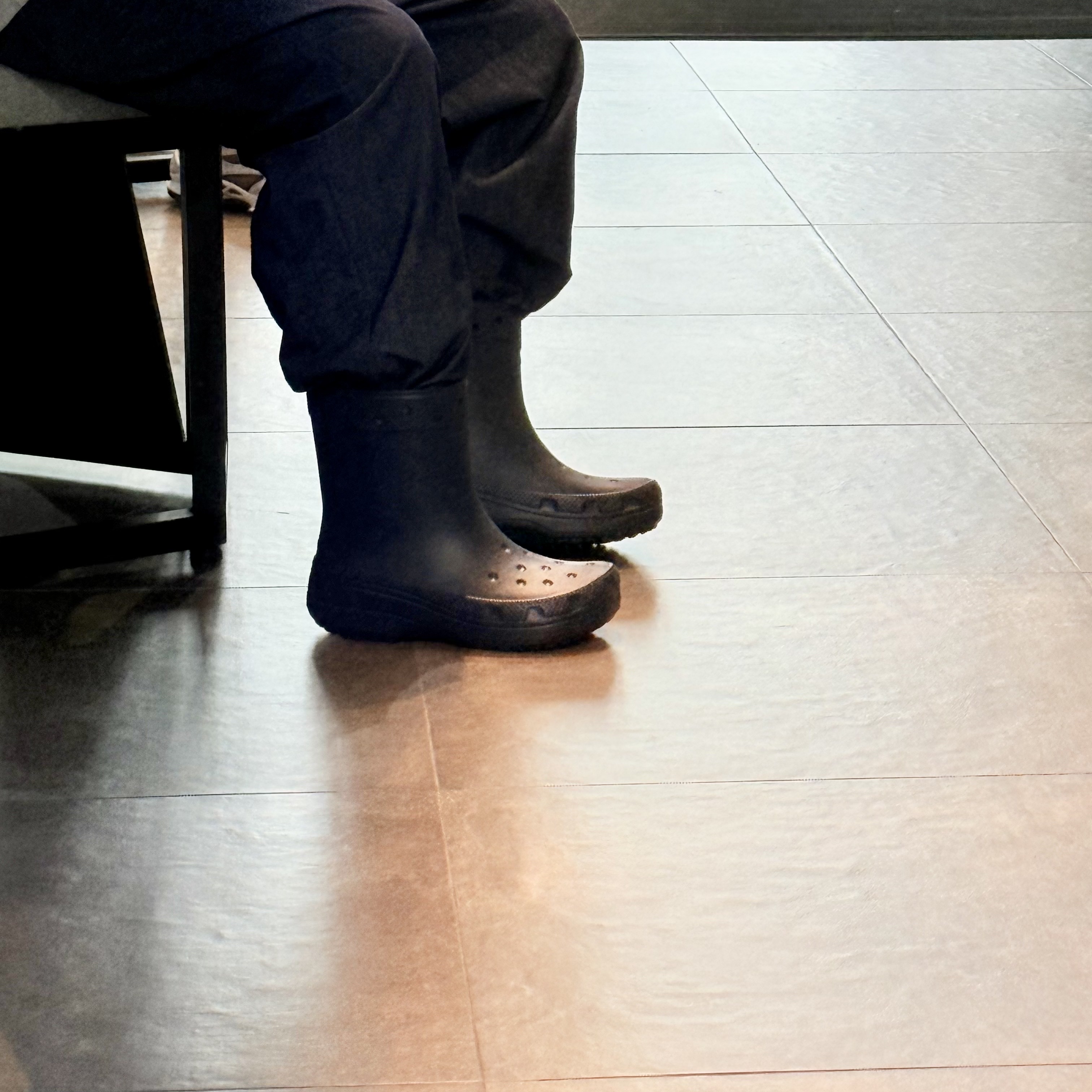 Crocs Classic Rain Boots Navy 착용 스타일 - 5