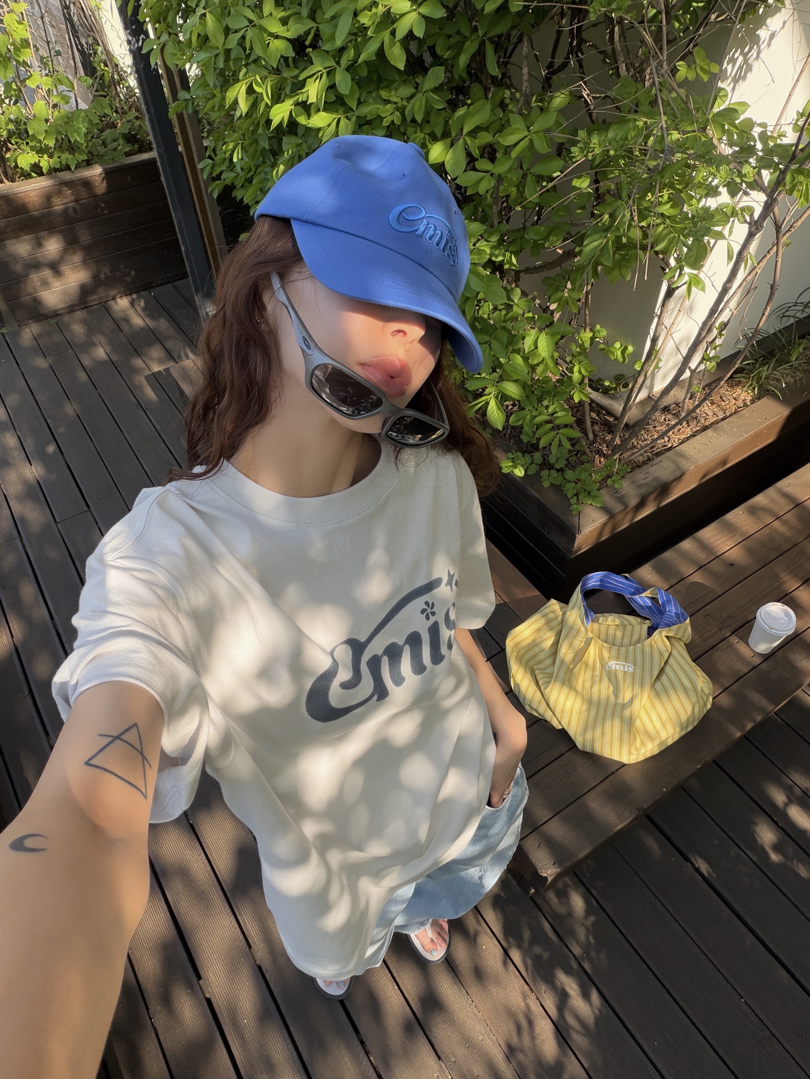 Emis Halo Logo T-Shirt Light Gray, Emis Halo Logo Ball Cap Blue 착용 스타일 - 1