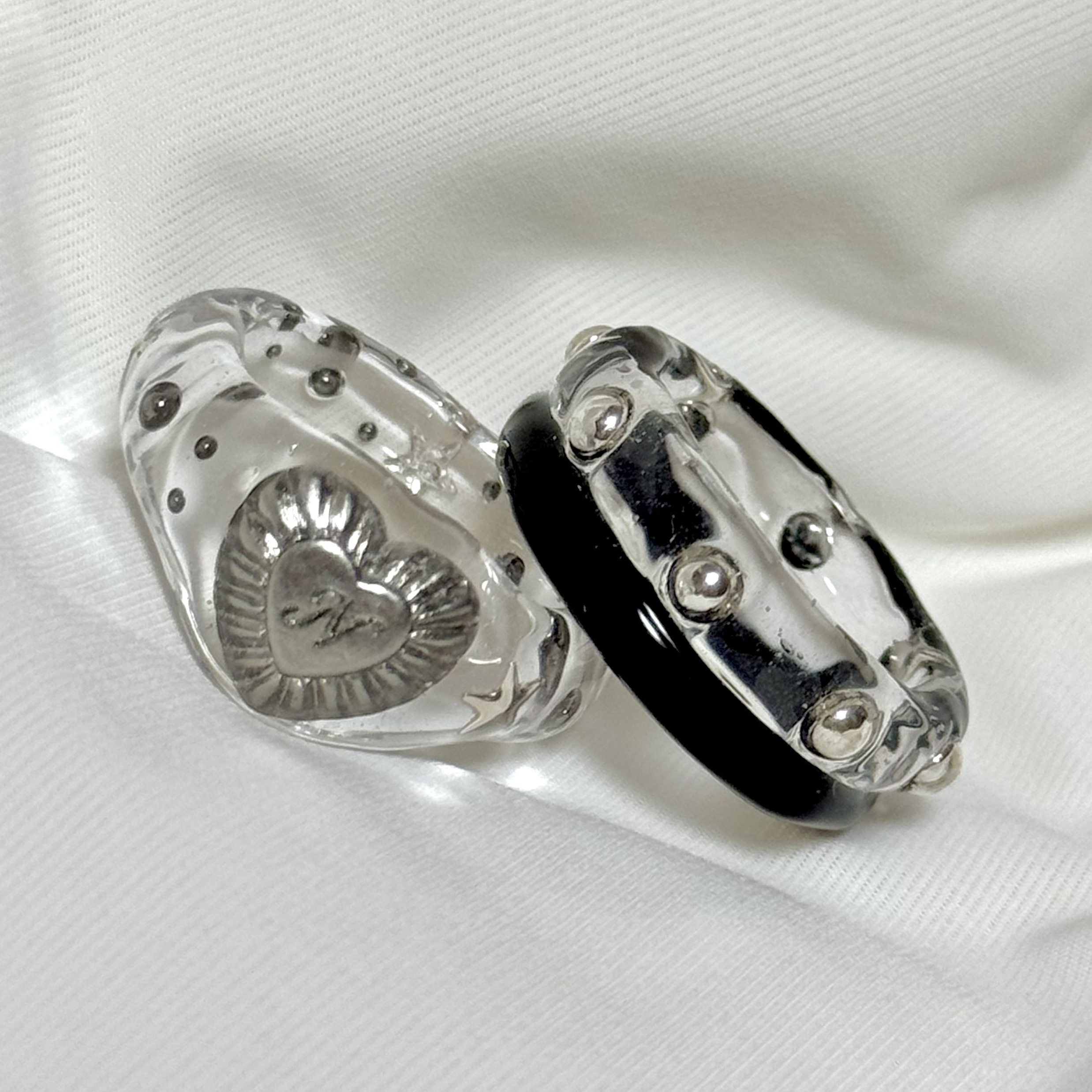 Nff Glaze Heart Ring White, Nff Rogue Two Track Ring Black 착용 스타일 - 4