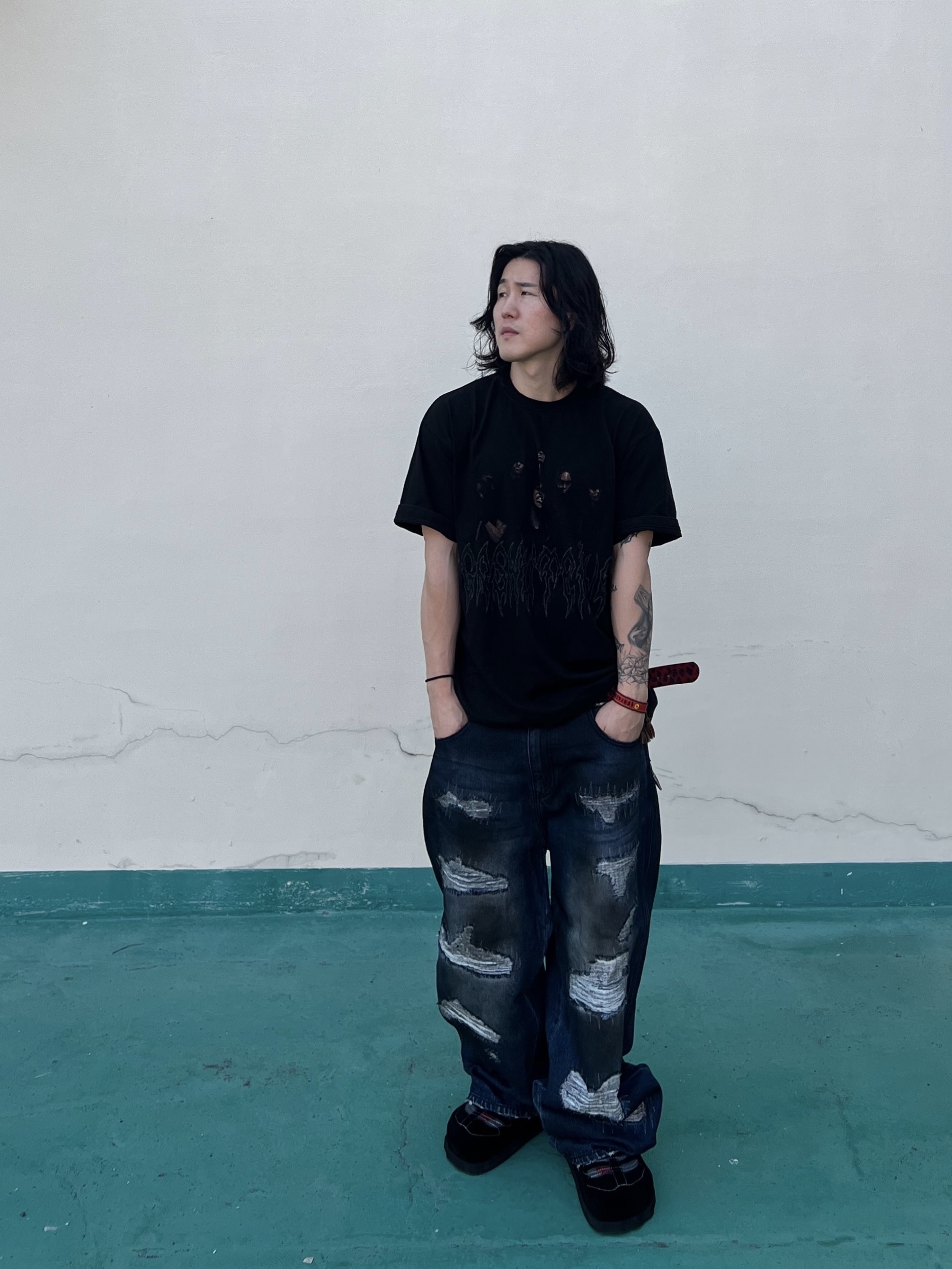 Cornerbless Quilted Dirty Denim Pants Mid Blue, Undermycar Gashutein 6 Six People Graphic T-Shirt Bristol Black - 24SS 착용 스타일 - 4
