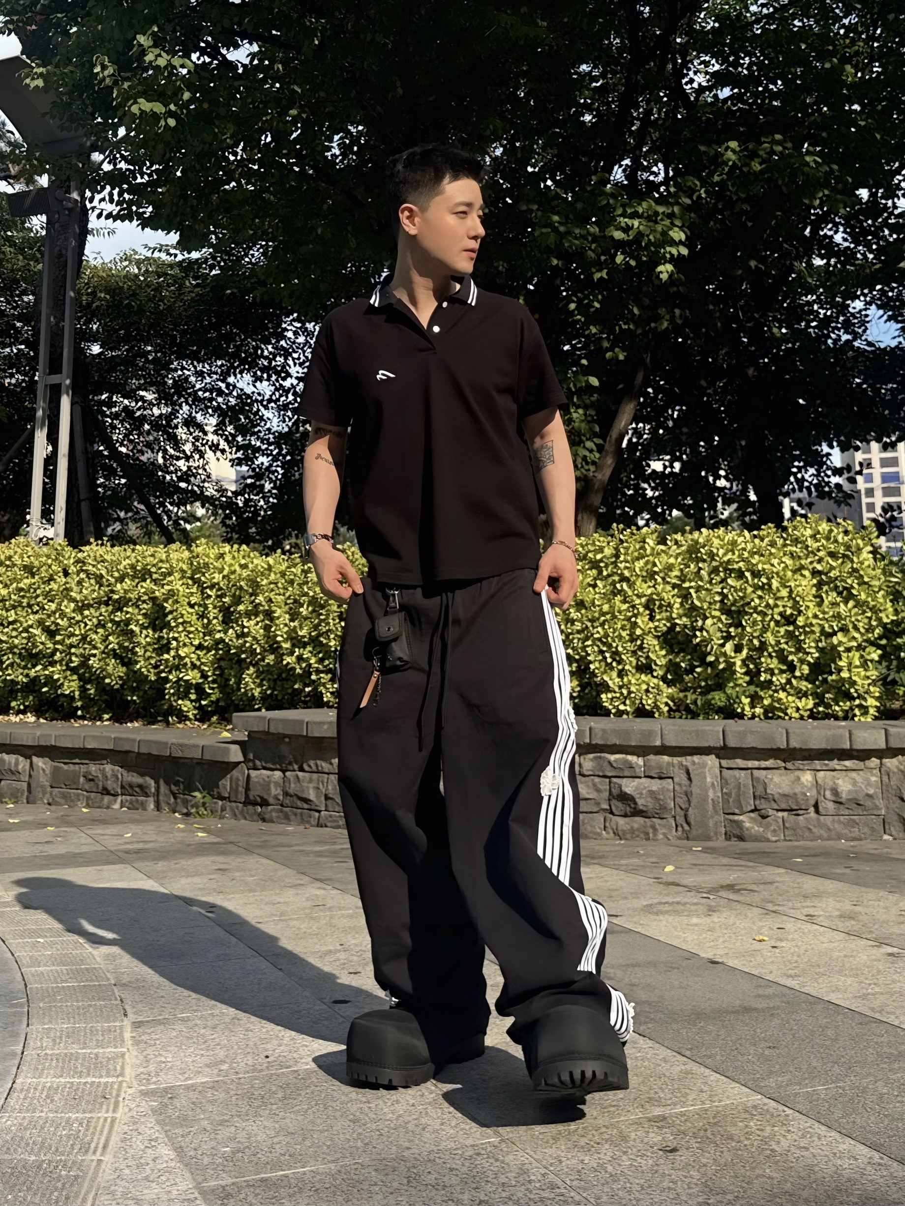 Balenciaga Skiwear Alaska Nylon Low Boot Black, MJD Wave Logo Polo Black 착용 스타일 - 3