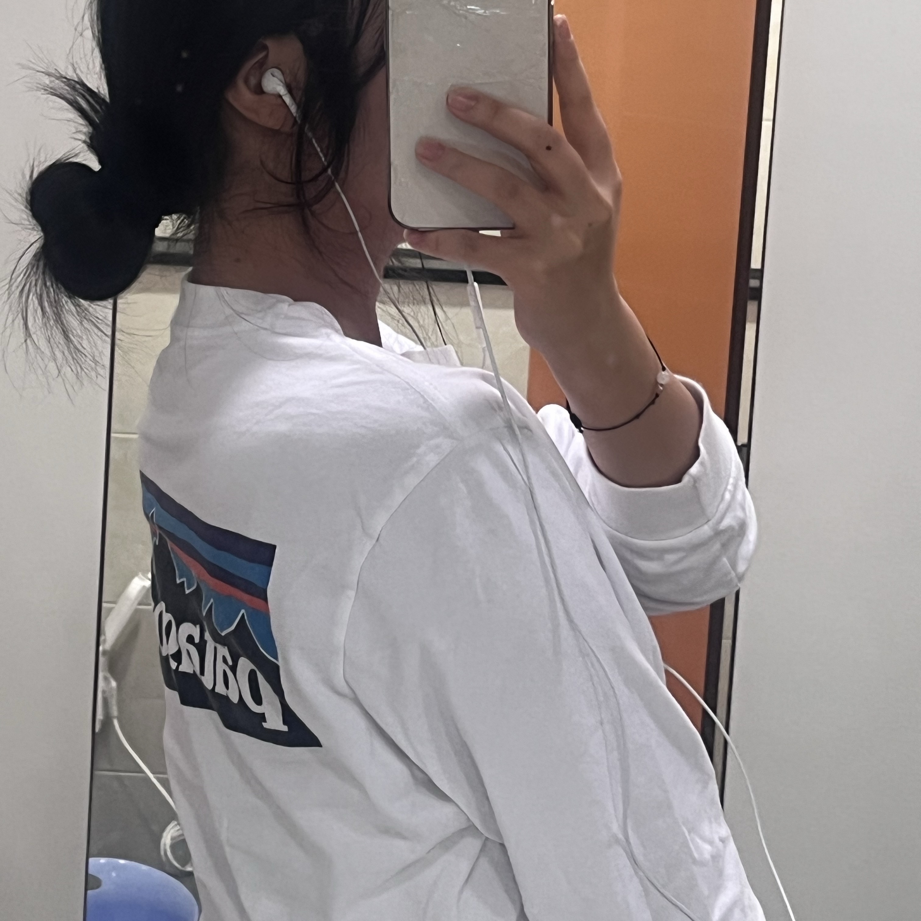 Patagonia P-6 Logo Responsibili-Tee L/S White 착용 스타일 - 2
