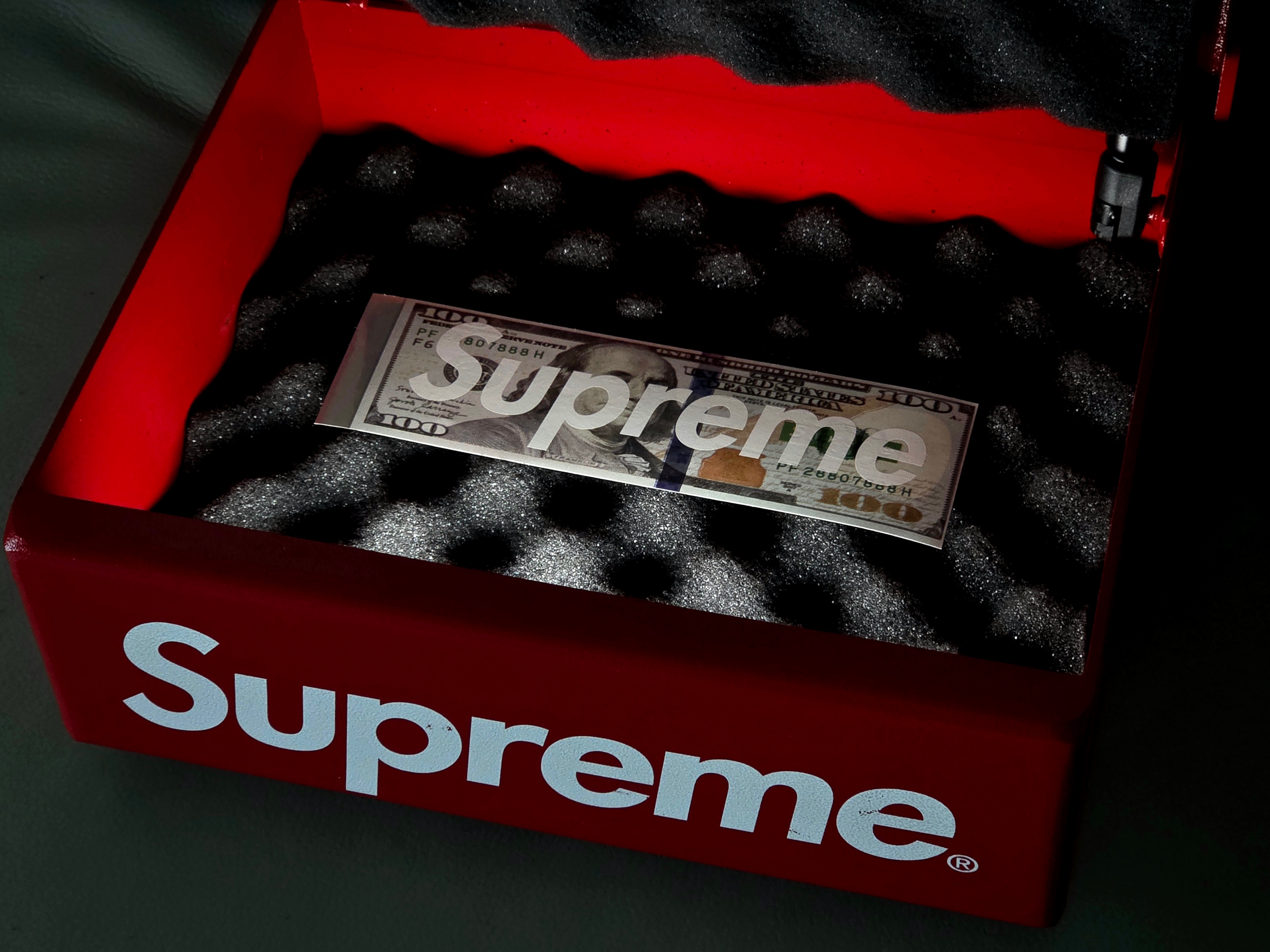 Supreme x Fort Knox Safe Red - 26SS 착용 스타일