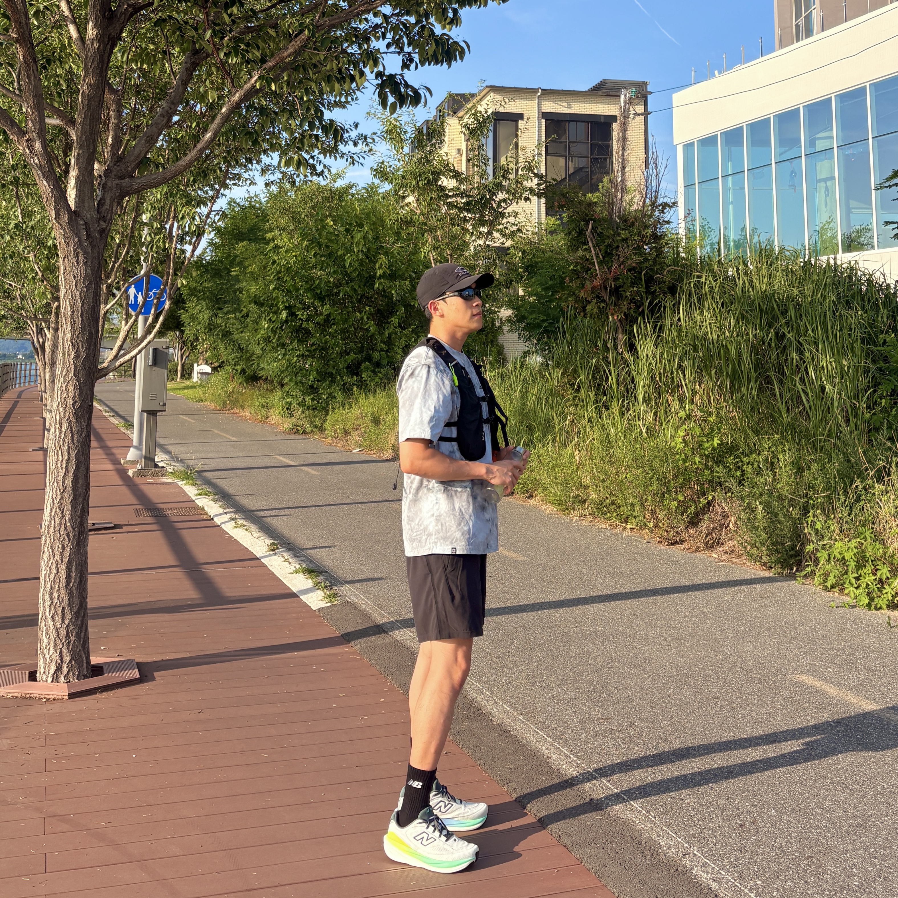 Salomon Link Camp Cap Black, Salomon Dynamic Run Short SleeveTee Melange Grey 착용 스타일 - 3