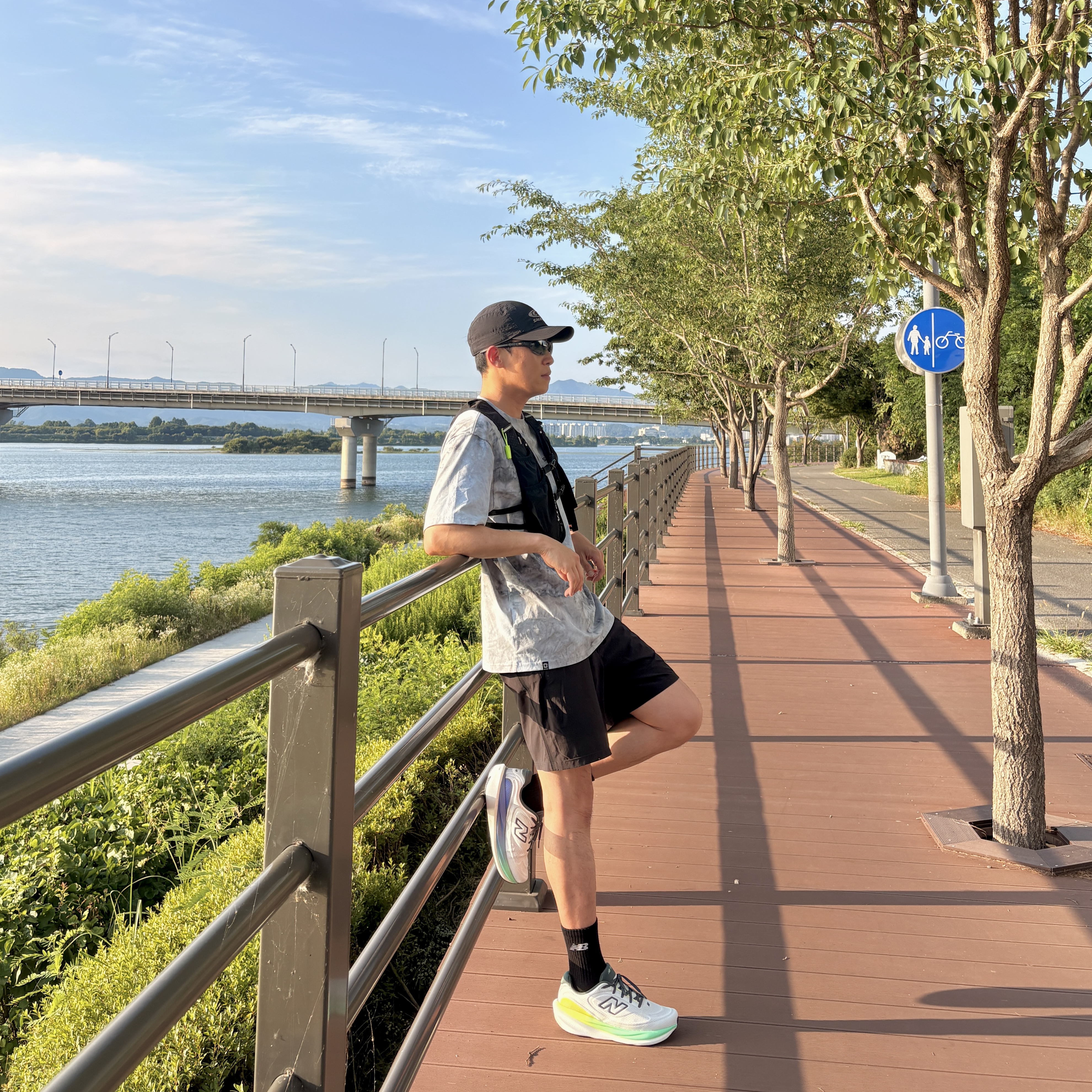 Salomon Link Camp Cap Black, Salomon Dynamic Run Short SleeveTee Melange Grey 착용 스타일 - 4